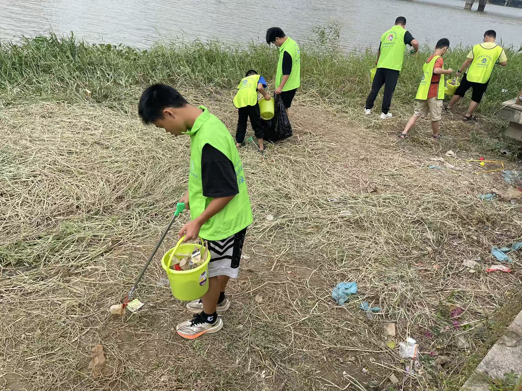 一抹“志愿绿”  守护鉴江河-7.jpg