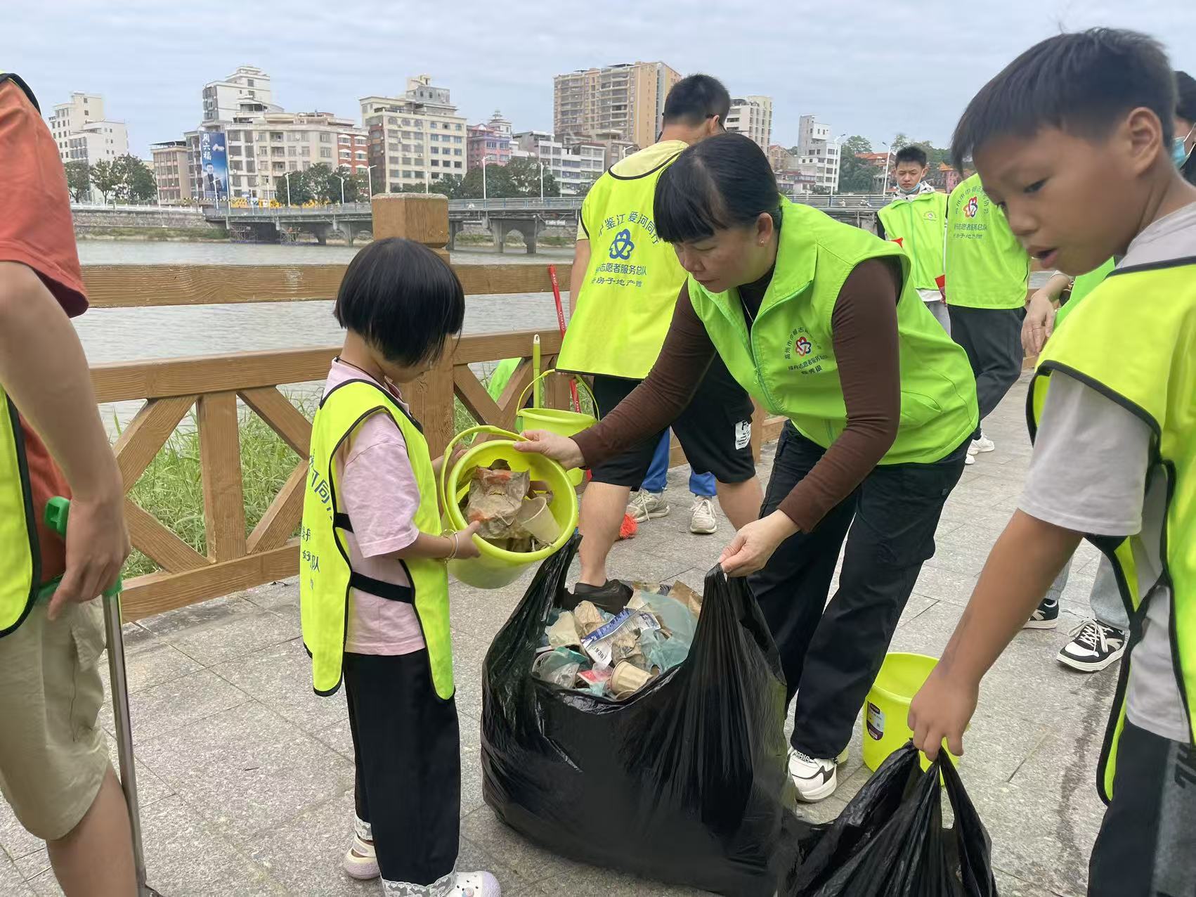 一抹“志愿绿”  守护鉴江河-8.jpg