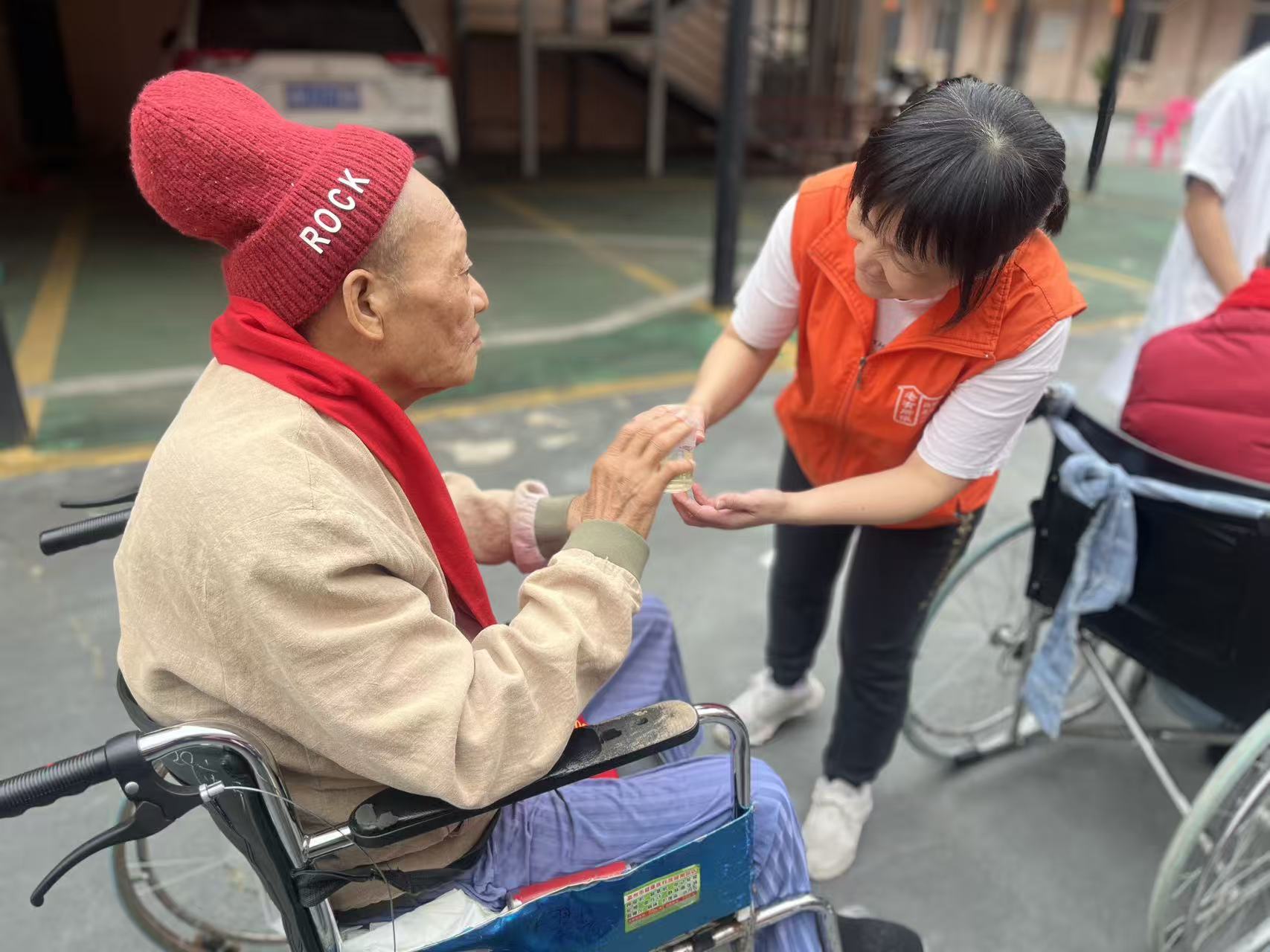 巾帼志愿者暖心相伴 北街颐养院重阳暖意浓-10.jpg