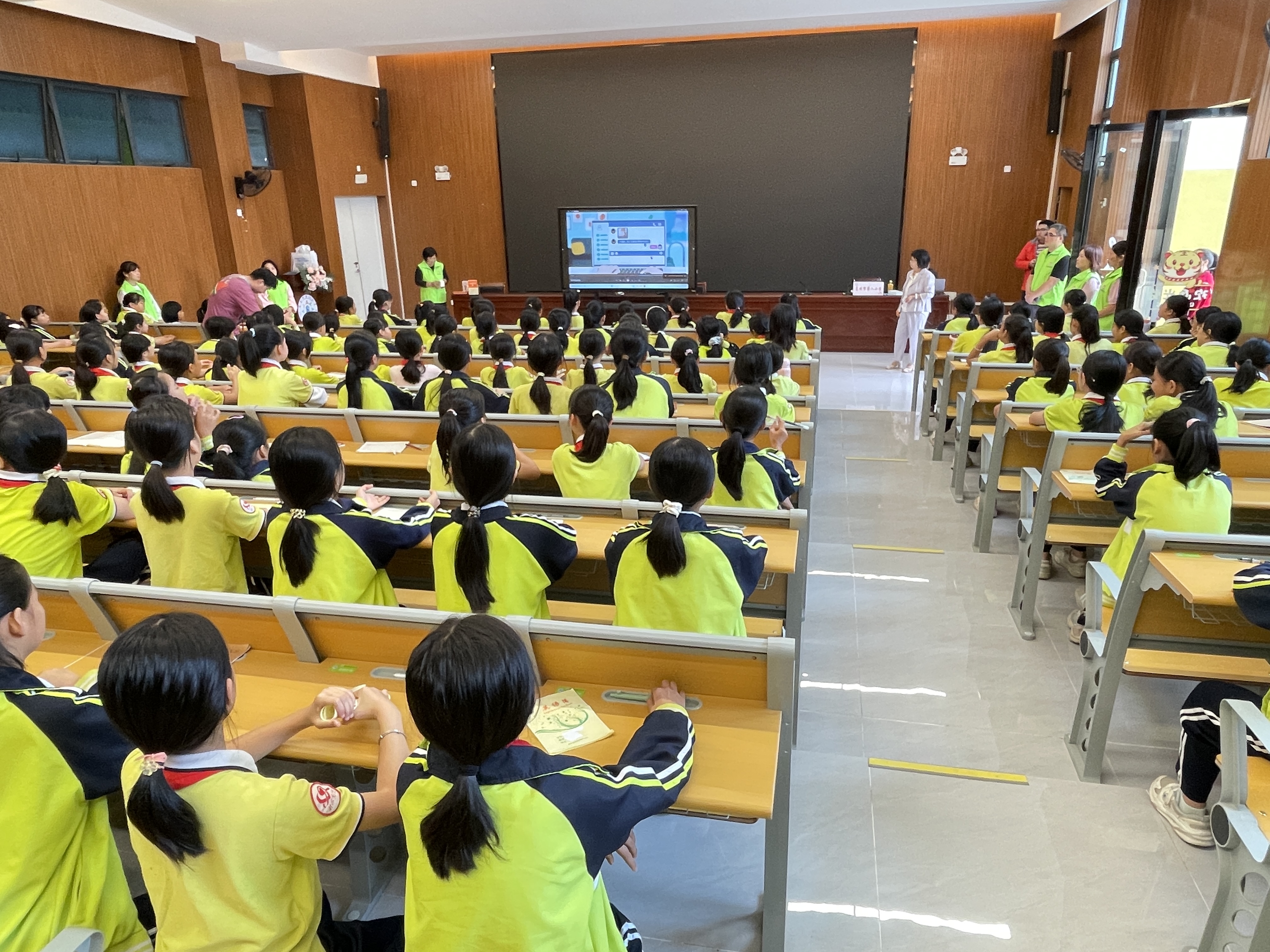 法伴成长 拒绝欺凌 高州家风家教幸福课为青春护航-2.jpg