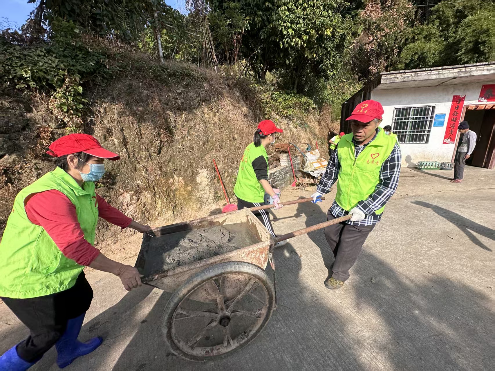 巾帼志愿展风采，沟渠硬化暖民心 —平山镇巾帼志愿队助力田坪典型村建设-6.jpg