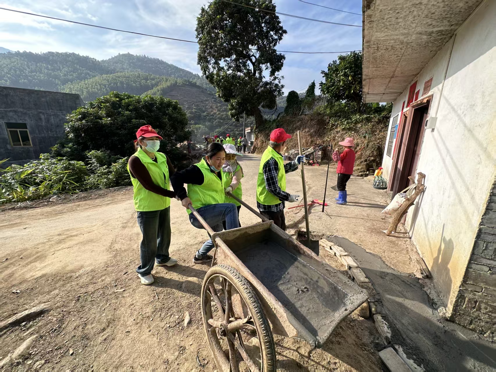 巾帼志愿展风采，沟渠硬化暖民心 —平山镇巾帼志愿队助力田坪典型村建设-5.jpg