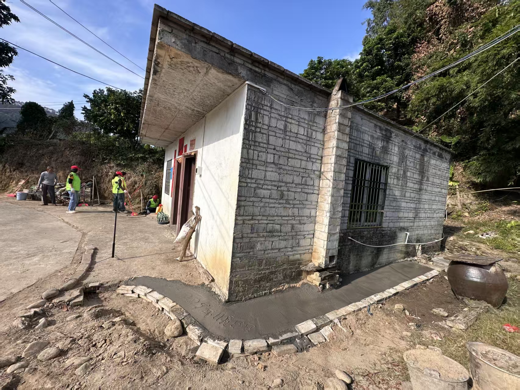 巾帼志愿展风采，沟渠硬化暖民心 —平山镇巾帼志愿队助力田坪典型村建设-9.jpg