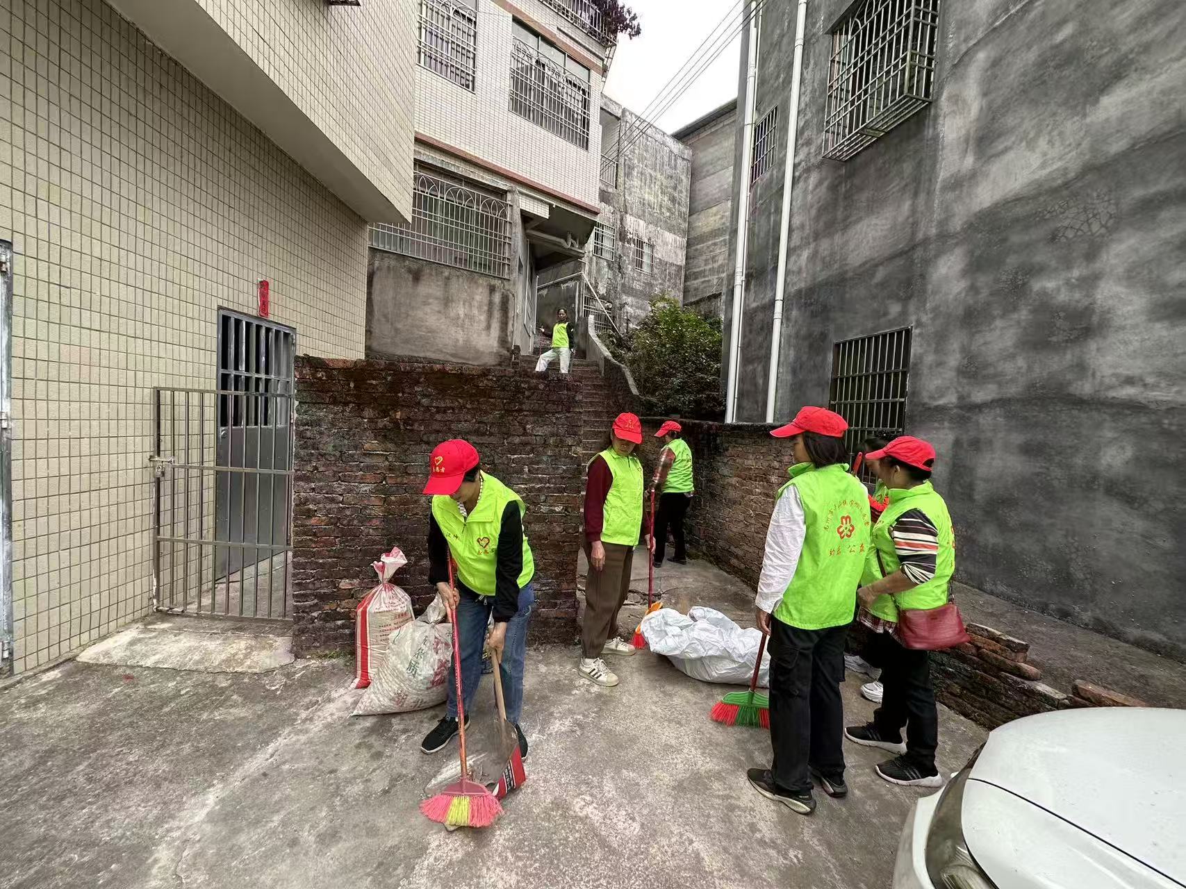 高州市巾帼志愿者协会平山镇巾帼志愿队开展创卫志愿服务活动-1.jpg
