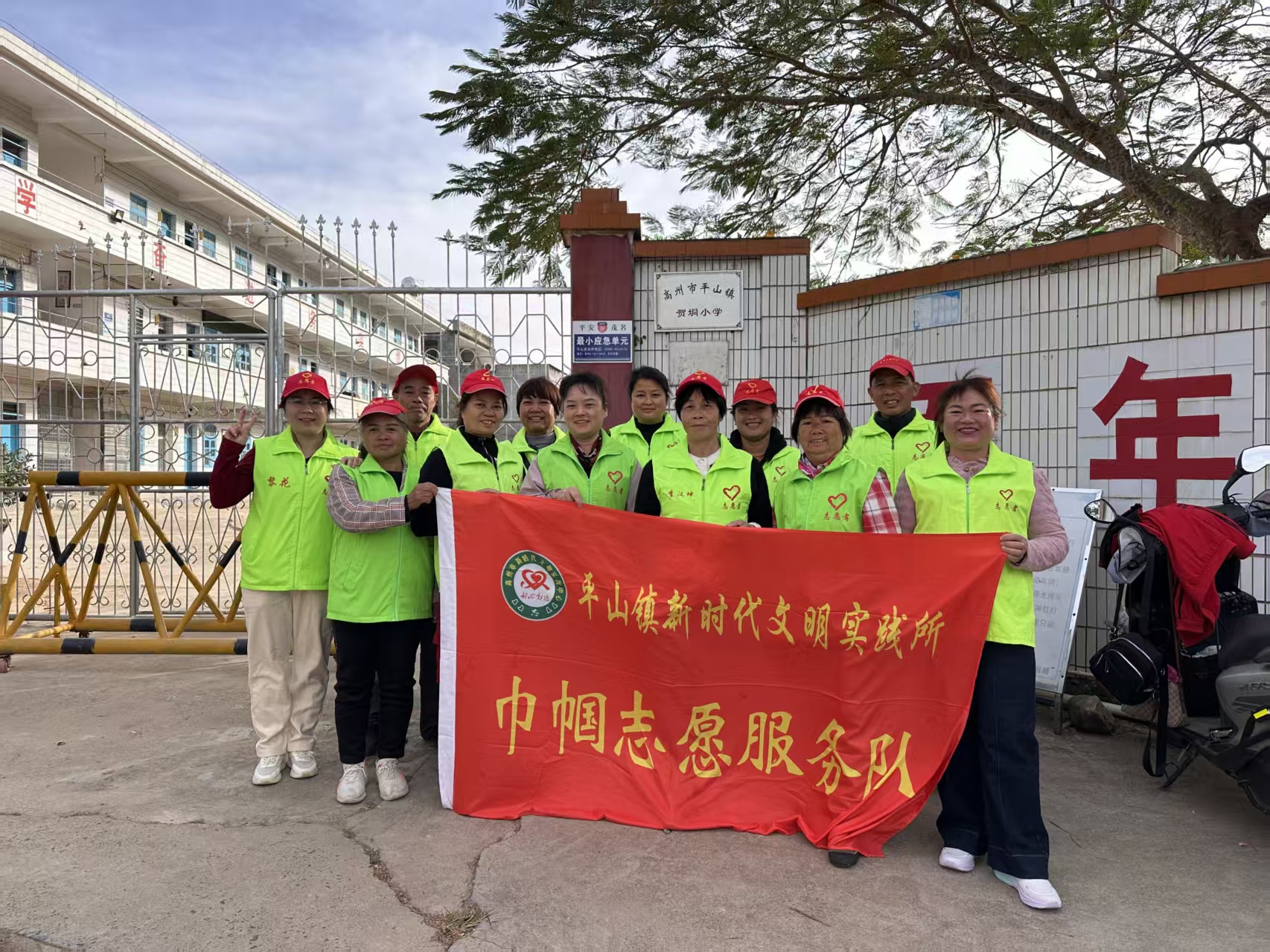 巧手裁古韵 童心传文脉——平山镇巾帼志愿队携手社工开展唐装汉服制作活动-1.jpg