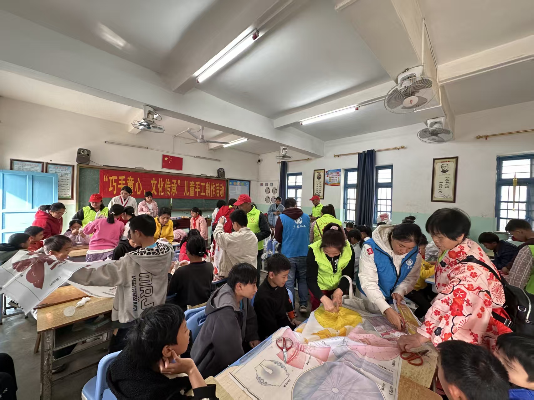 巧手裁古韵 童心传文脉——平山镇巾帼志愿队携手社工开展唐装汉服制作活动-3.jpg