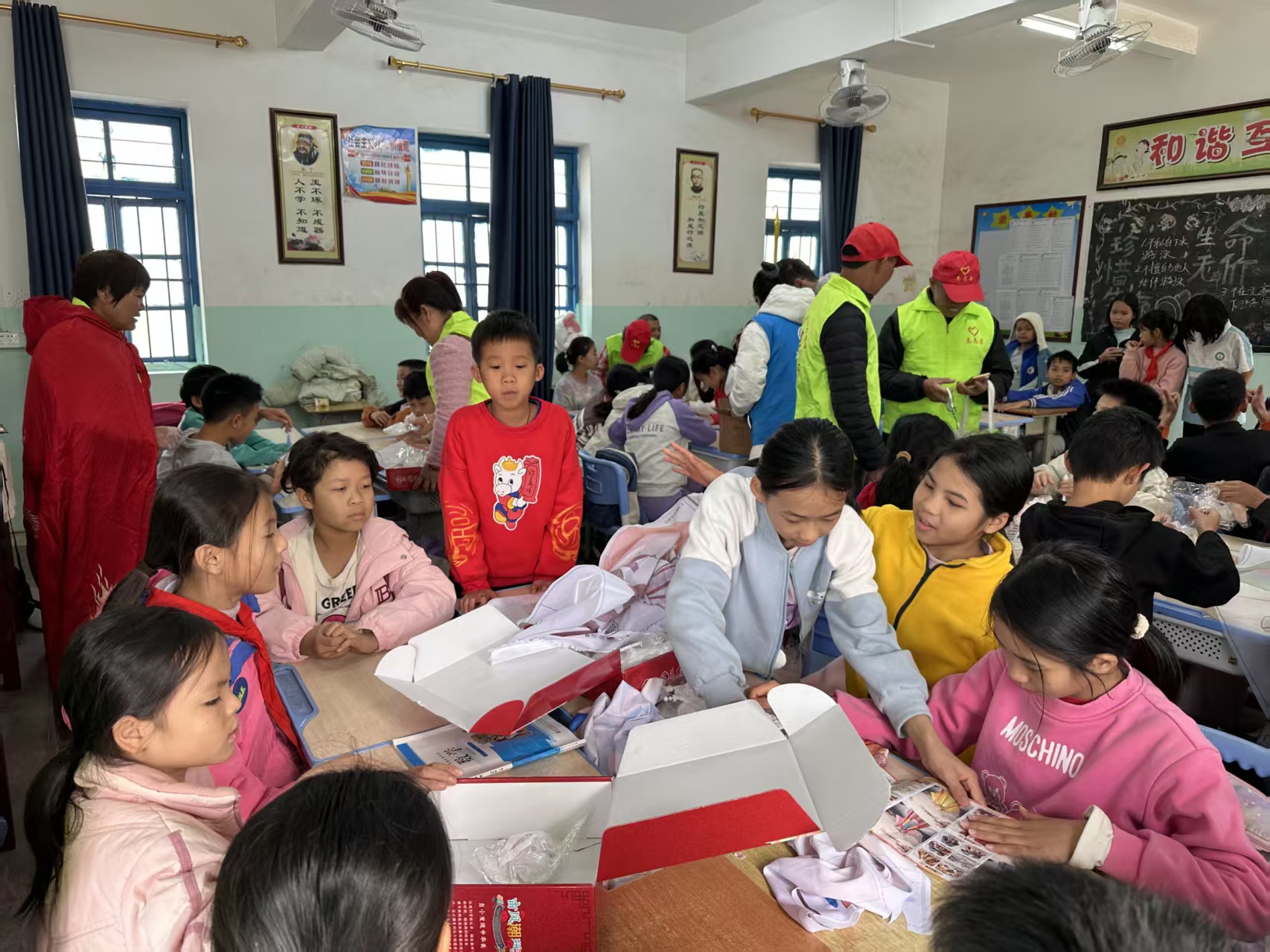 巧手裁古韵 童心传文脉——平山镇巾帼志愿队携手社工开展唐装汉服制作活动-5.jpg