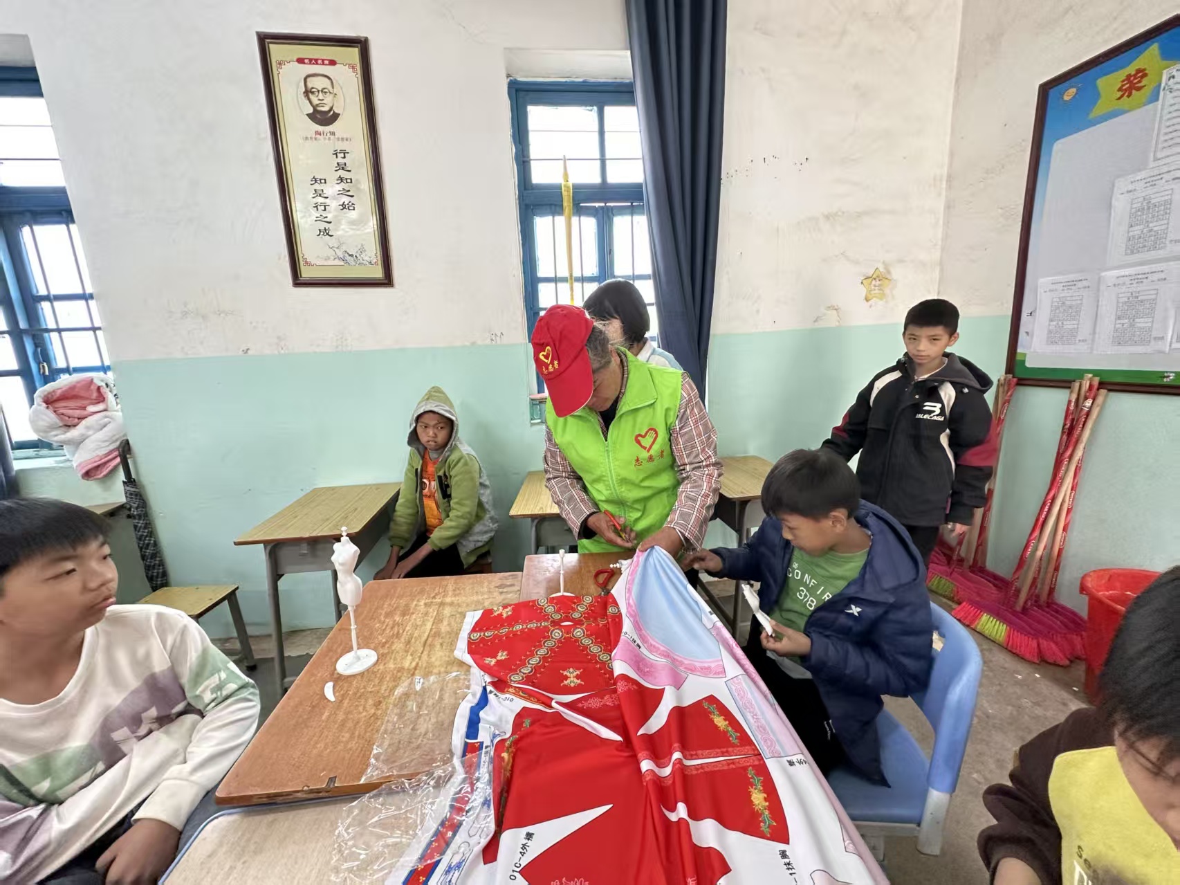 巧手裁古韵 童心传文脉——平山镇巾帼志愿队携手社工开展唐装汉服制作活动-2.jpg