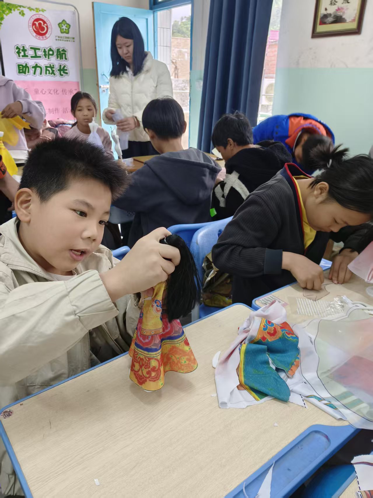 巧手裁古韵 童心传文脉——平山镇巾帼志愿队携手社工开展唐装汉服制作活动-9.jpg