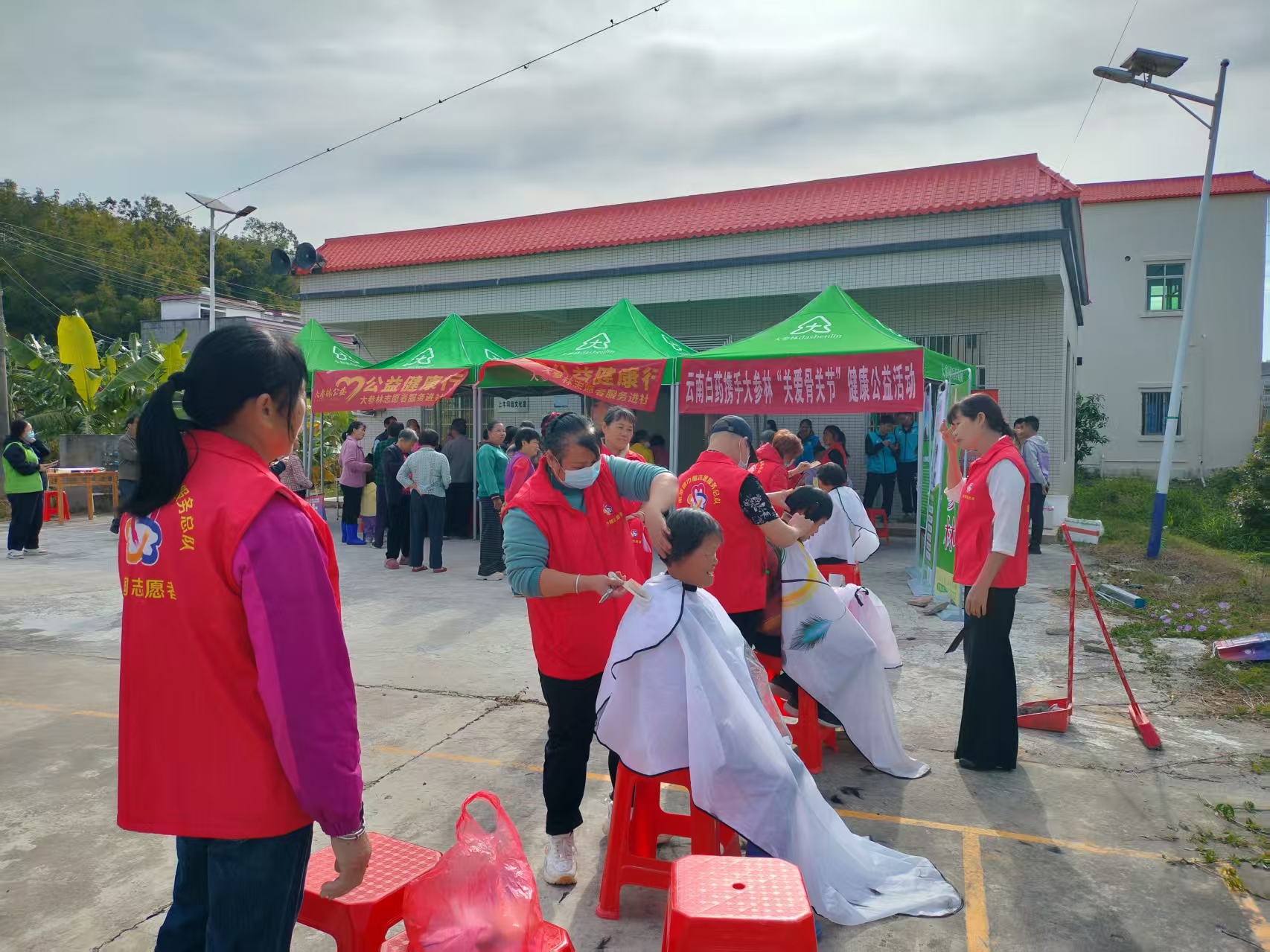 公益健康进乡村 巾帼志愿力量显担当-4.jpg