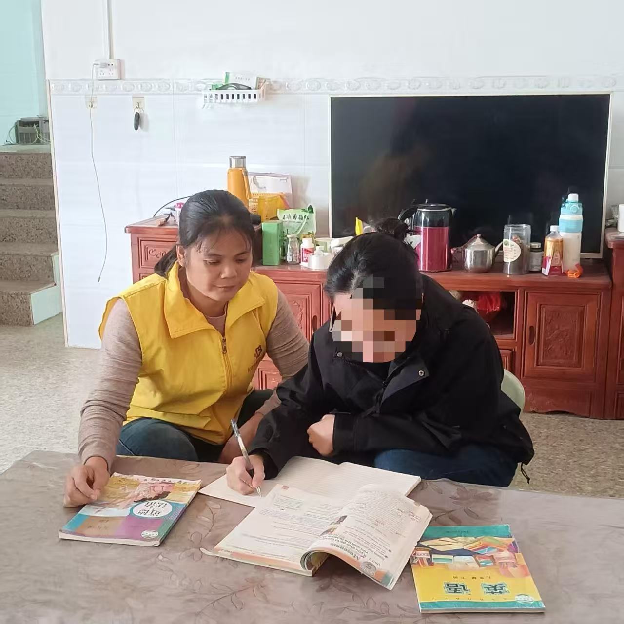 长坡村“爱心妈妈” 寒冬送温暖伴童心-2.jpg