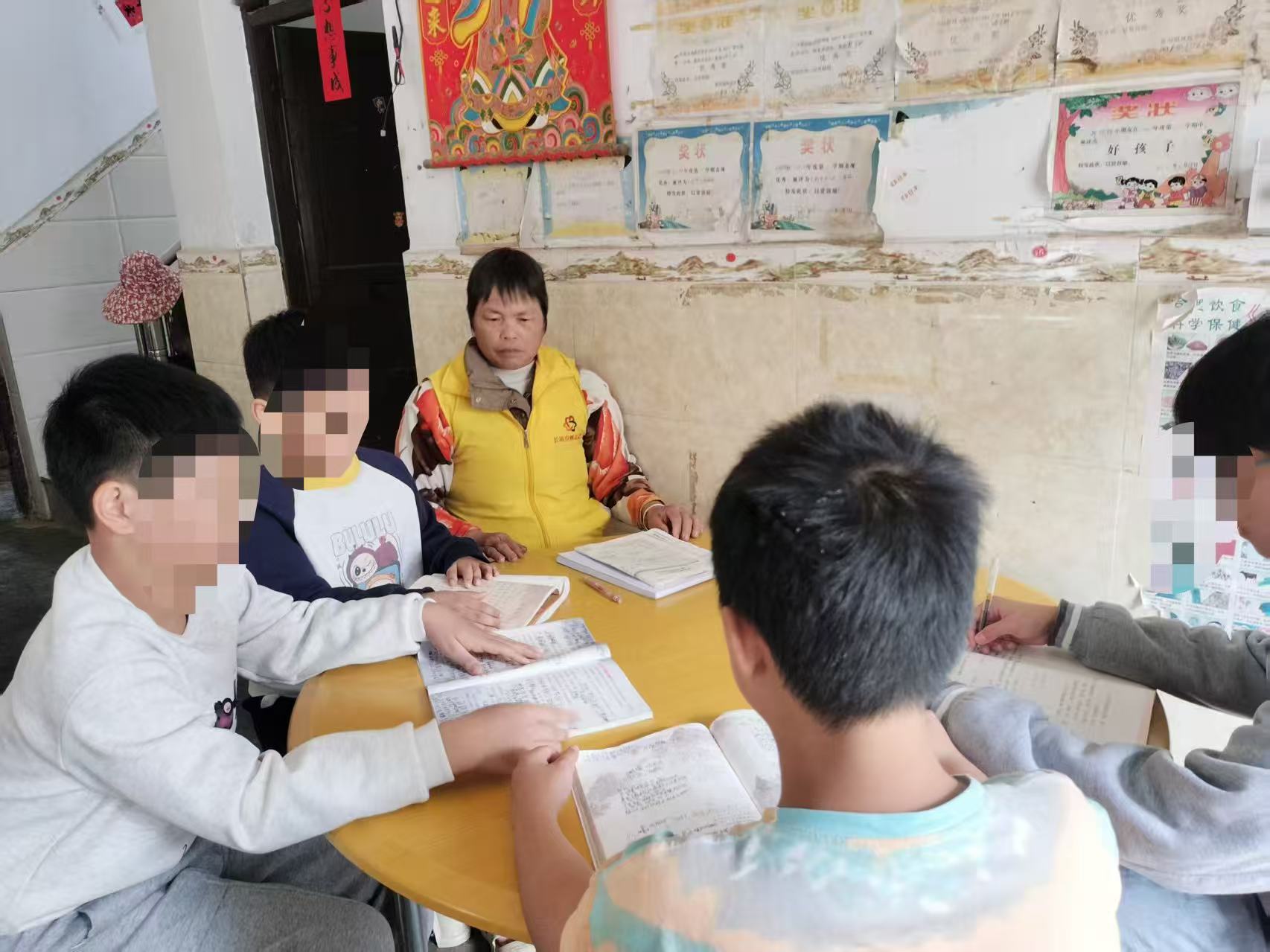 长坡村“爱心妈妈” 寒冬送温暖伴童心-4.jpg