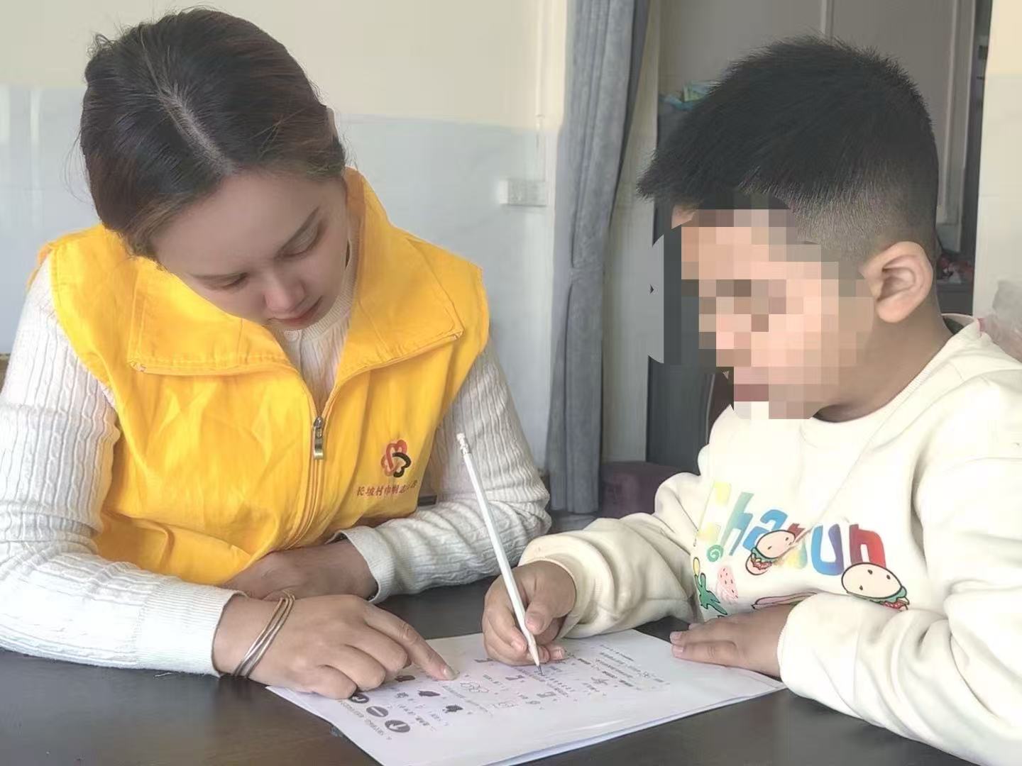 长坡村“爱心妈妈” 寒冬送温暖伴童心-6.jpg