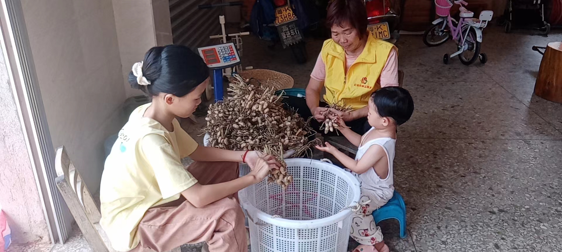 长坡村“爱心妈妈” 寒冬送温暖伴童心-7.jpg