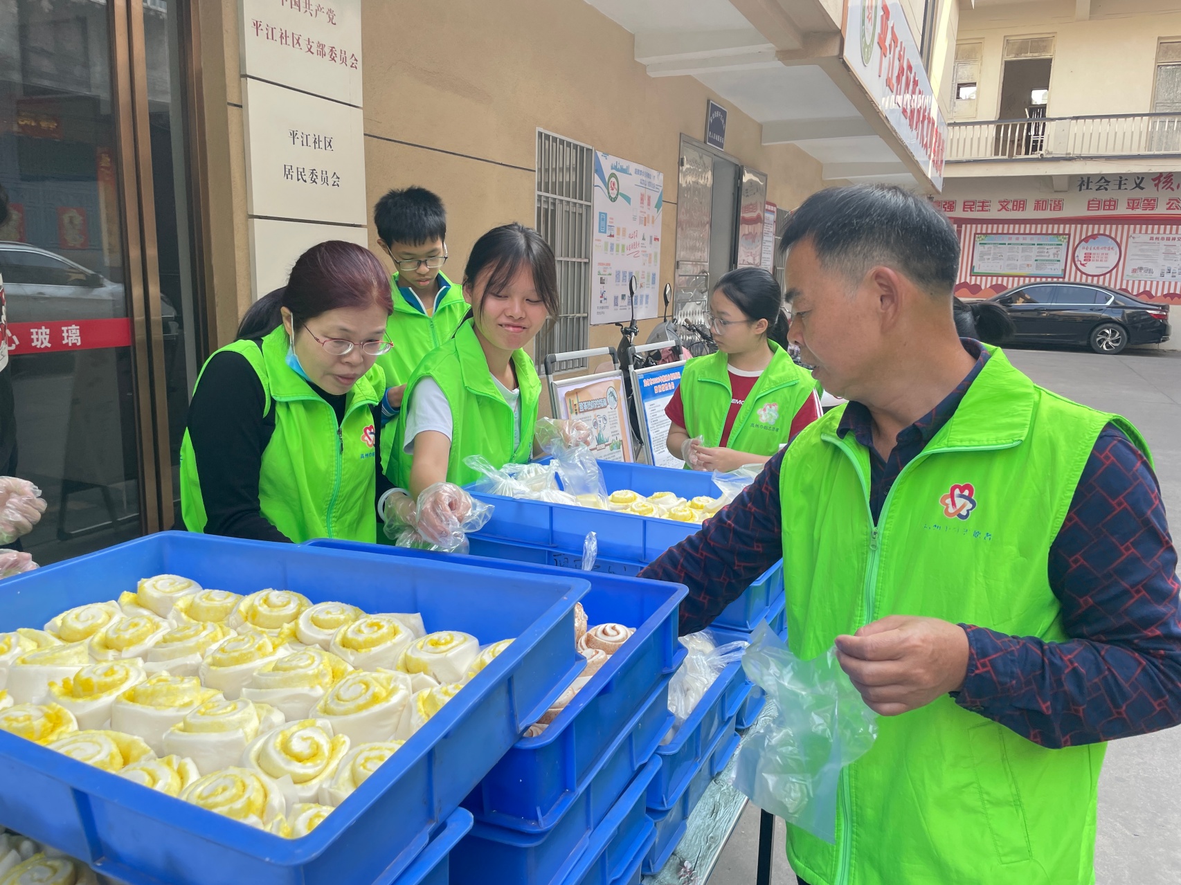 冬至送暖 巾帼有爱——高州市巾帼志愿者协会宣传部携手爱心企业进社区送温暖-2.jpg