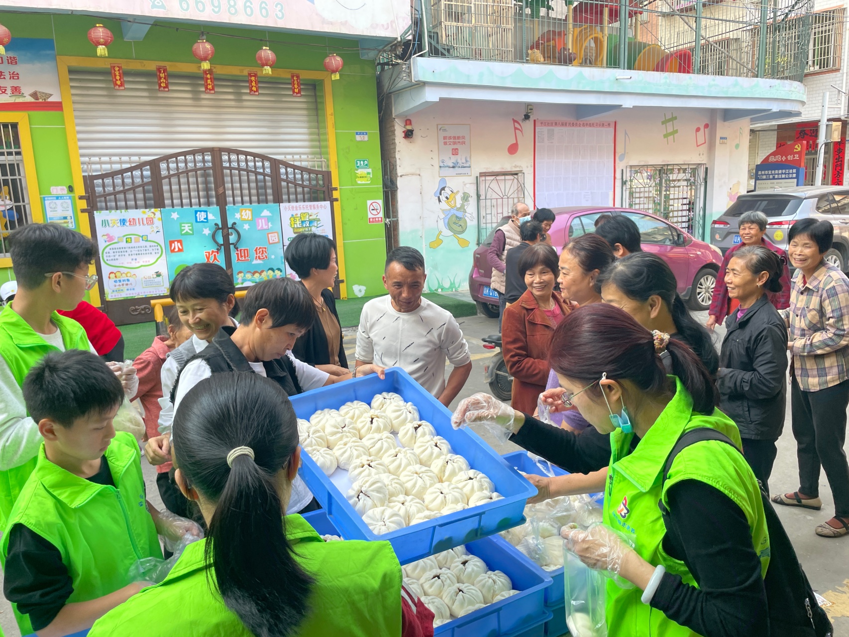 冬至送暖 巾帼有爱——高州市巾帼志愿者协会宣传部携手爱心企业进社区送温暖-12.jpg