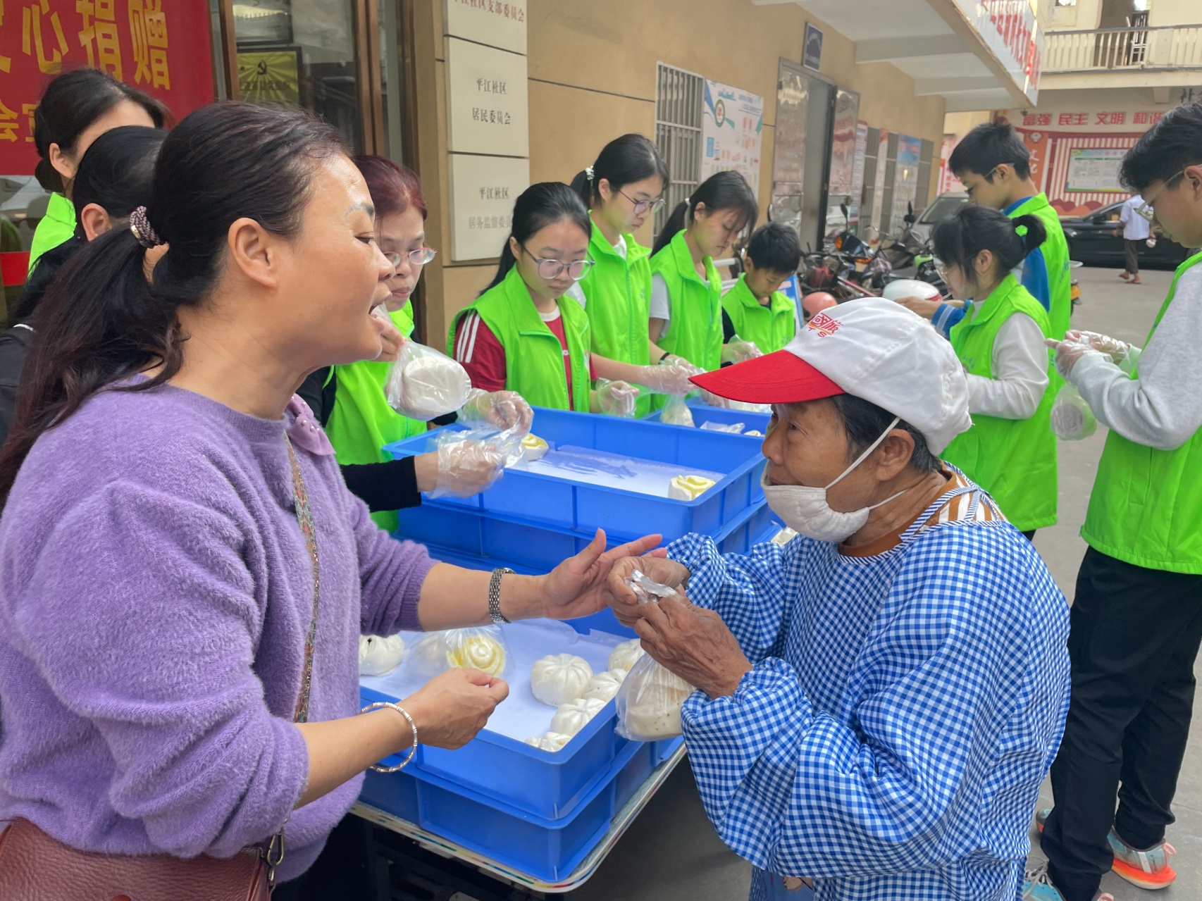 冬至送暖 巾帼有爱——高州市巾帼志愿者协会宣传部携手爱心企业进社区送温暖-11.jpg