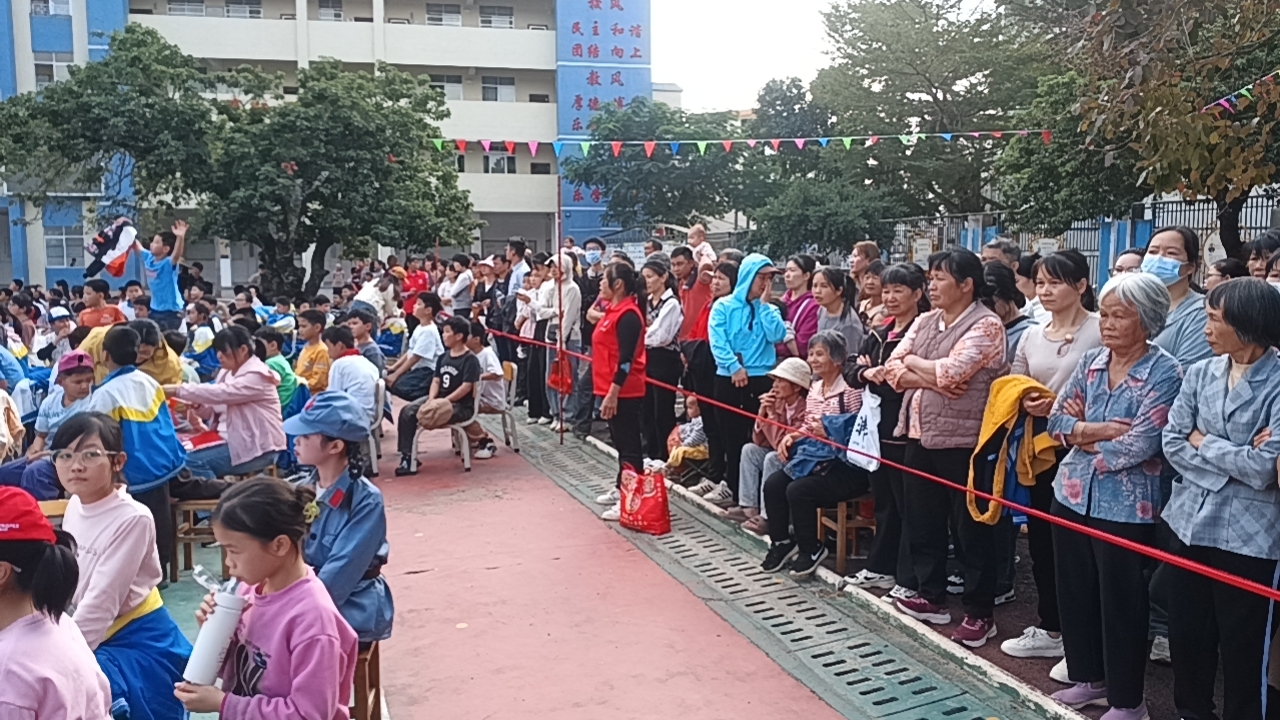 巾帼志愿添温情 元旦汇演绽芳华  —南塘镇巾帼志愿服务总队助力中心小学文艺汇演圆满举办-7.jpg