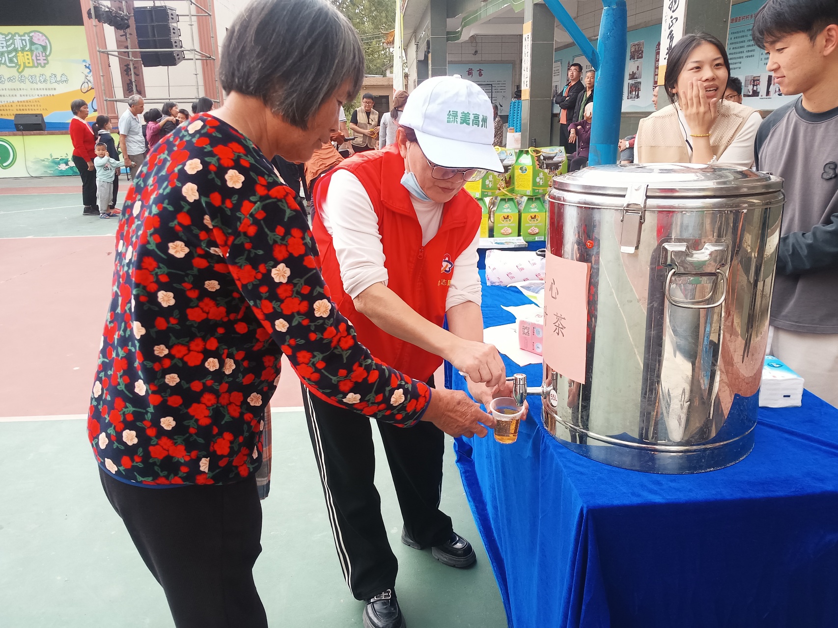 南塘镇巾帼志愿服务总队倾情助力 彭村颁奖盛典彰显好心精神-7.jpg