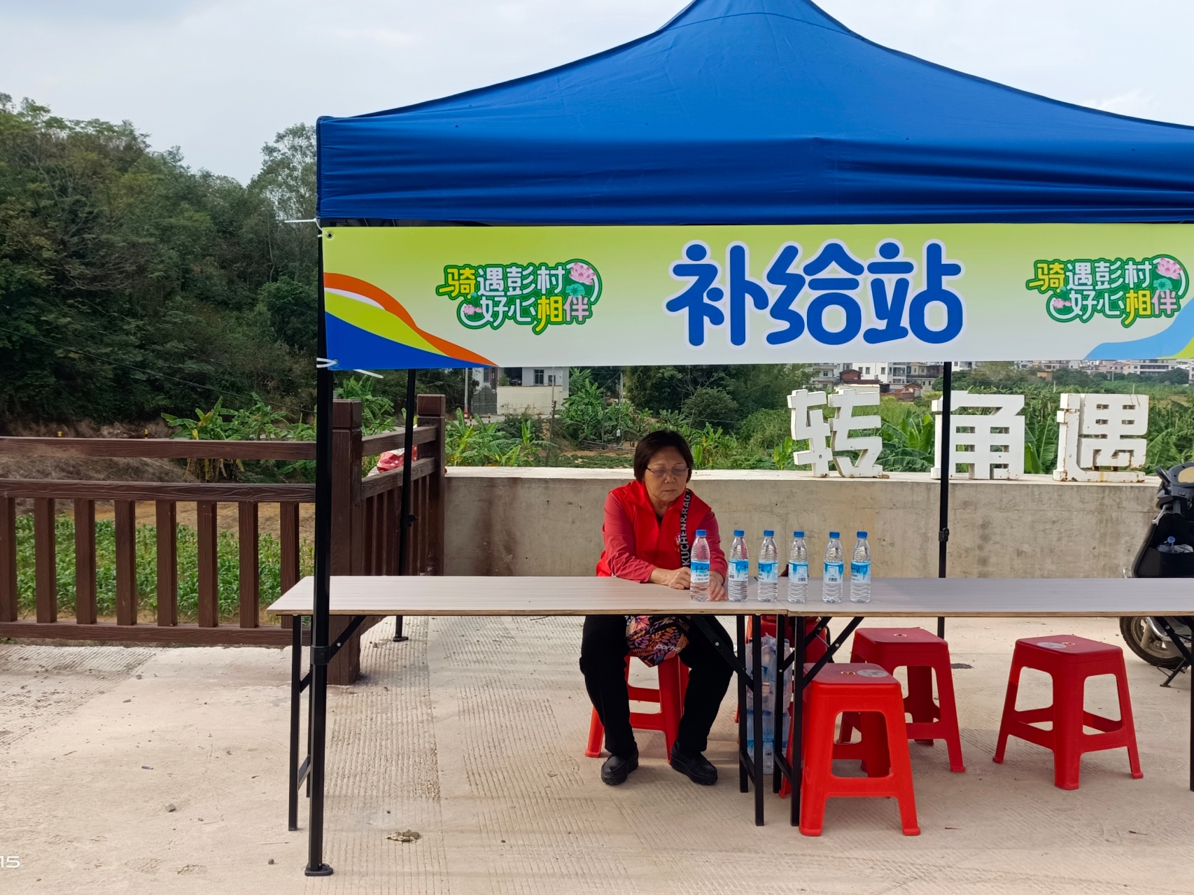 南塘镇巾帼志愿服务总队倾情助力 彭村颁奖盛典彰显好心精神-5.jpg