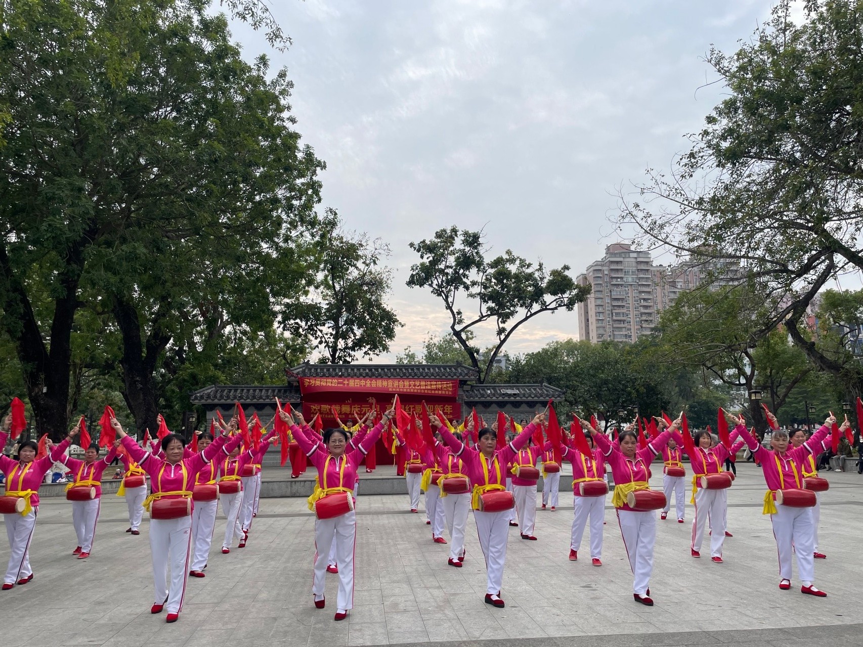 文艺普法添彩 全会精神入心——高州市多团体联合开展元旦主题宣传活动-10.jpg