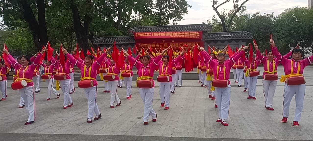 文艺普法添彩 全会精神入心——高州市多团体联合开展元旦主题宣传活动-7.jpg