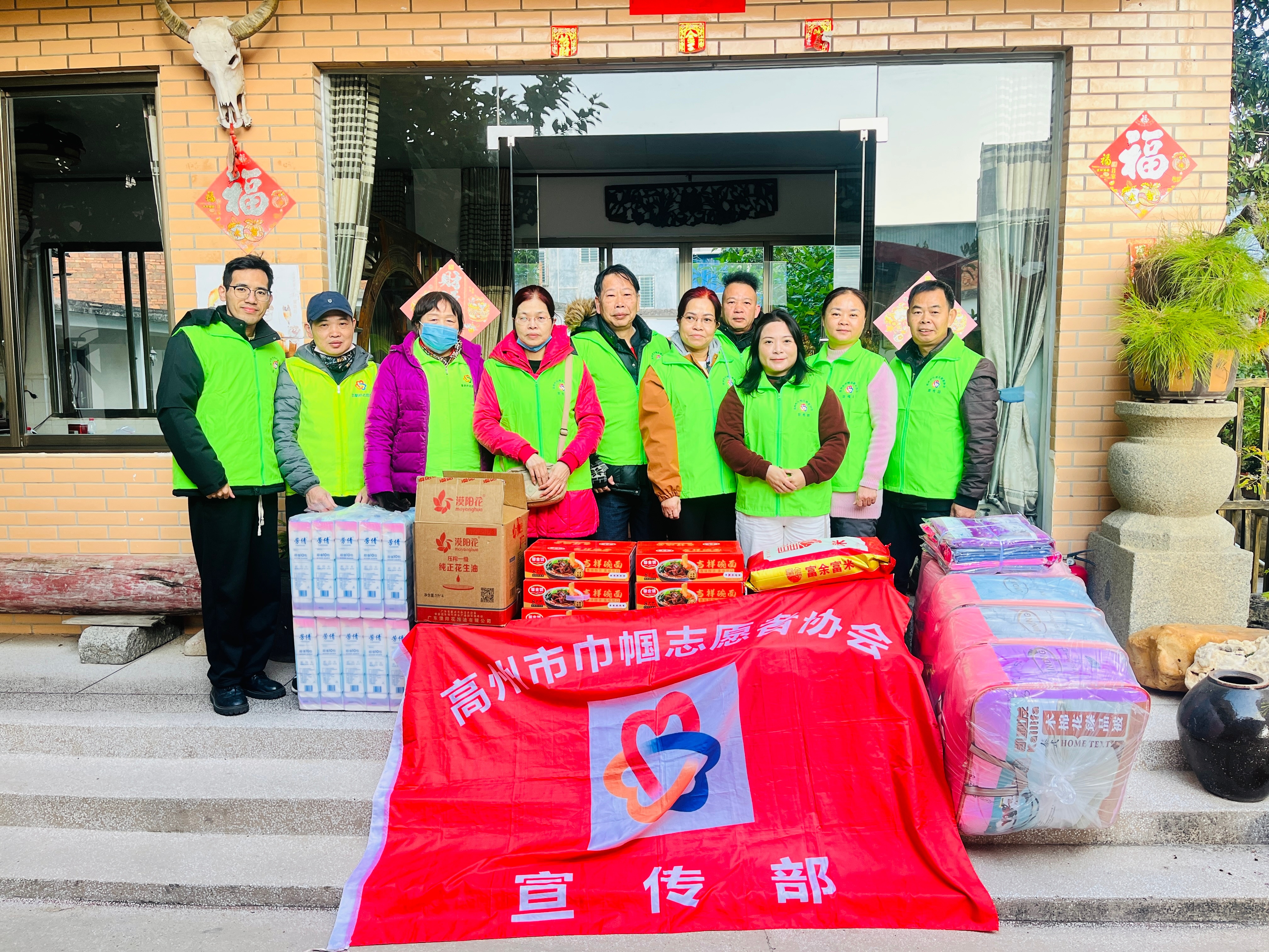 冬日暖阳照小巷 巾帼志愿送温暖