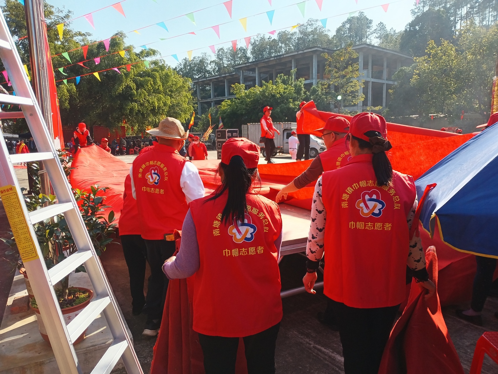 巾帼绽芳华 志愿践初心  —南塘镇巾帼志愿服务总队助力冼夫人纪念馆11周年庆典-6.jpg