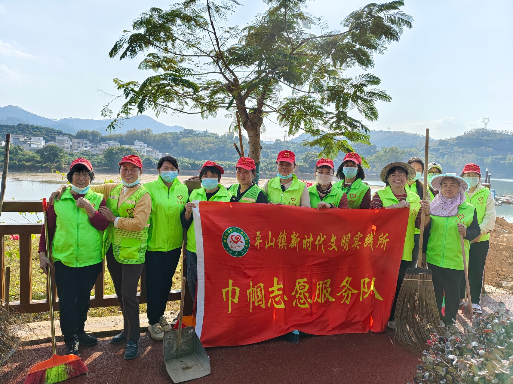 巾帼添彩换新颜 志愿护航幸福路——高州市平山镇巾帼志愿队助力乡村创卫提质-1.jpg