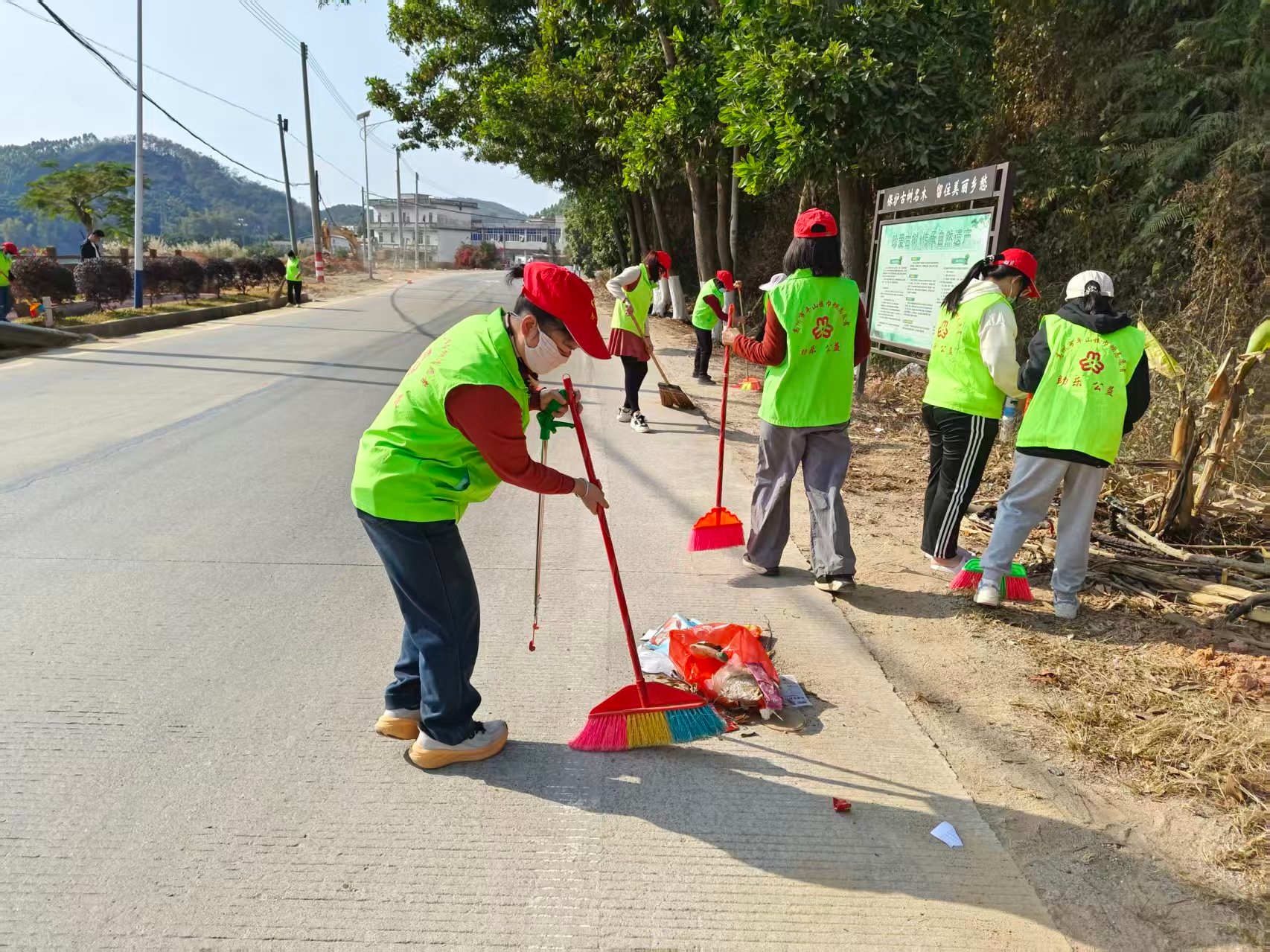 巾帼添彩换新颜 志愿护航幸福路——高州市平山镇巾帼志愿队助力乡村创卫提质-3.jpg