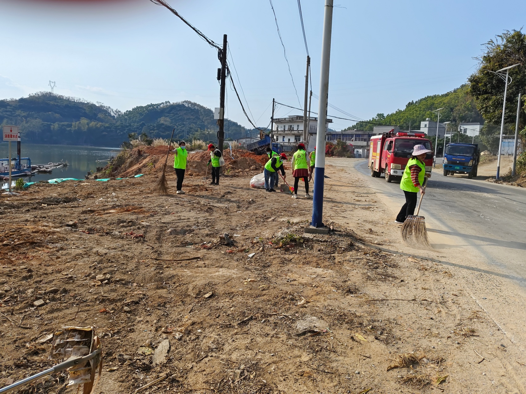 巾帼添彩换新颜 志愿护航幸福路——高州市平山镇巾帼志愿队助力乡村创卫提质-4.jpg