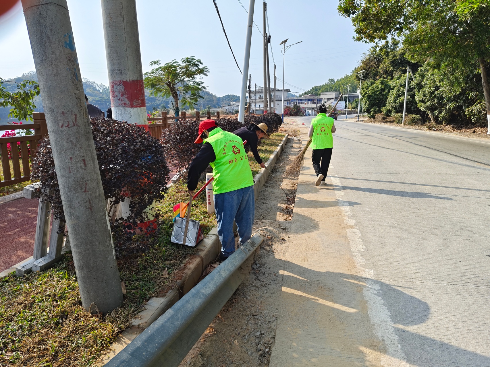 巾帼添彩换新颜 志愿护航幸福路——高州市平山镇巾帼志愿队助力乡村创卫提质-5.jpg
