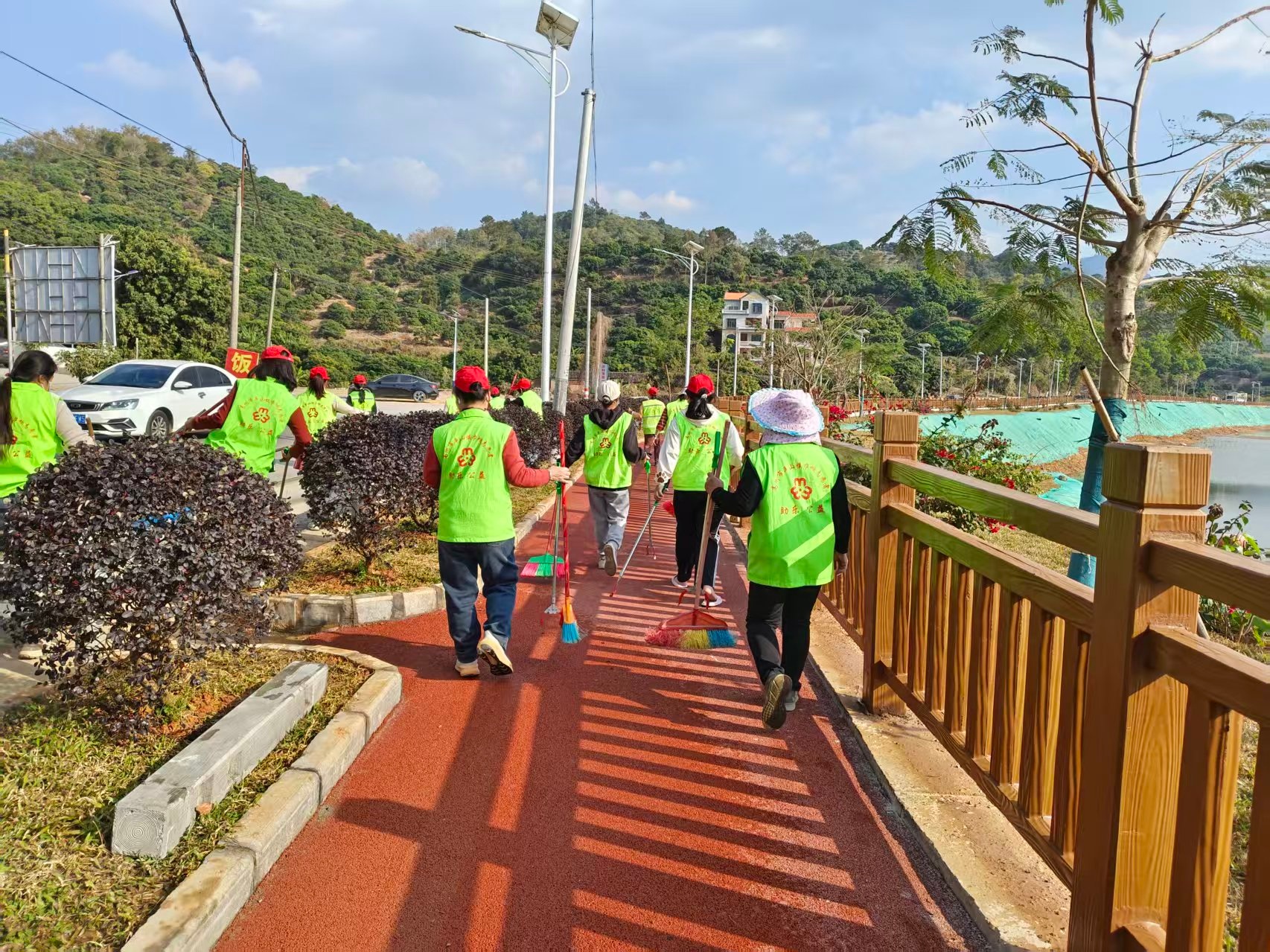 巾帼添彩换新颜 志愿护航幸福路——高州市平山镇巾帼志愿队助力乡村创卫提质-6.jpg