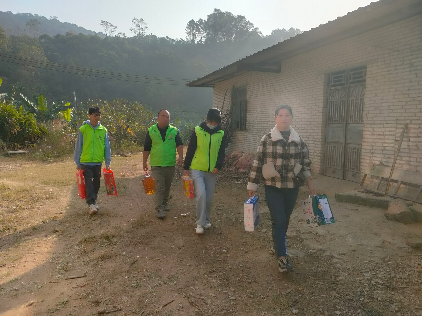 巾帼暖冬送关怀 薪火相传显担当——长坡薪火志愿服务队“每月一关爱”活动温情落幕-3.jpg