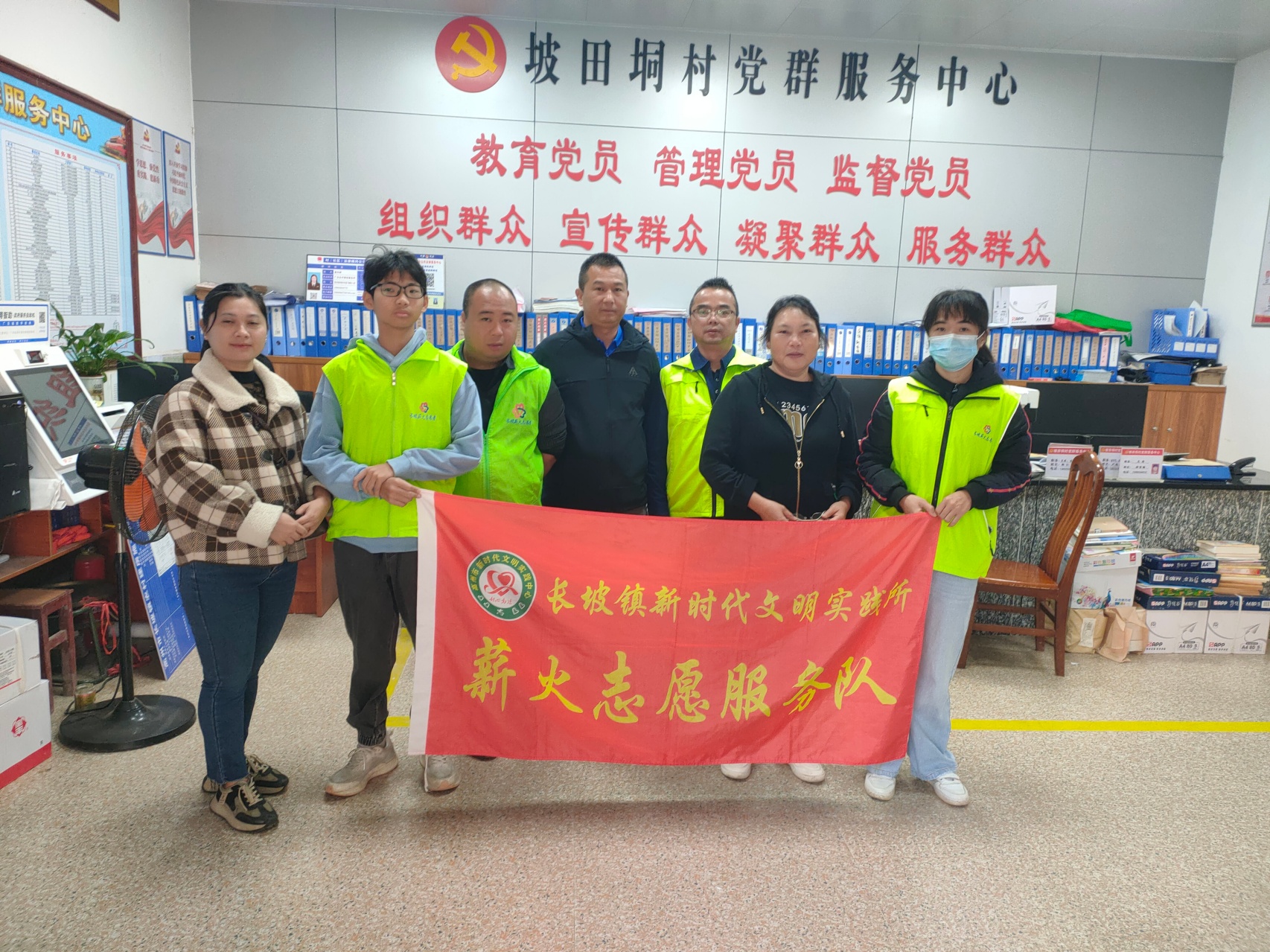 巾帼暖冬送关怀 薪火相传显担当——长坡薪火志愿服务队“每月一关爱”活动温情落幕-1.jpg