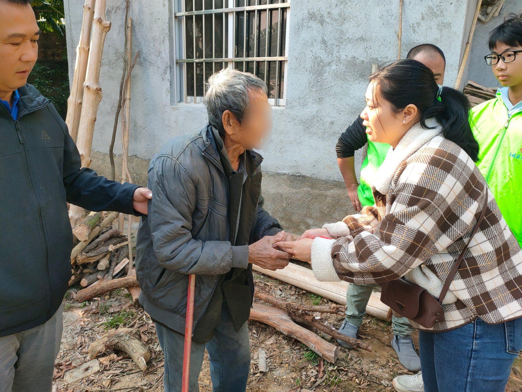 巾帼暖冬送关怀 薪火相传显担当——长坡薪火志愿服务队“每月一关爱”活动温情落幕-6.jpg