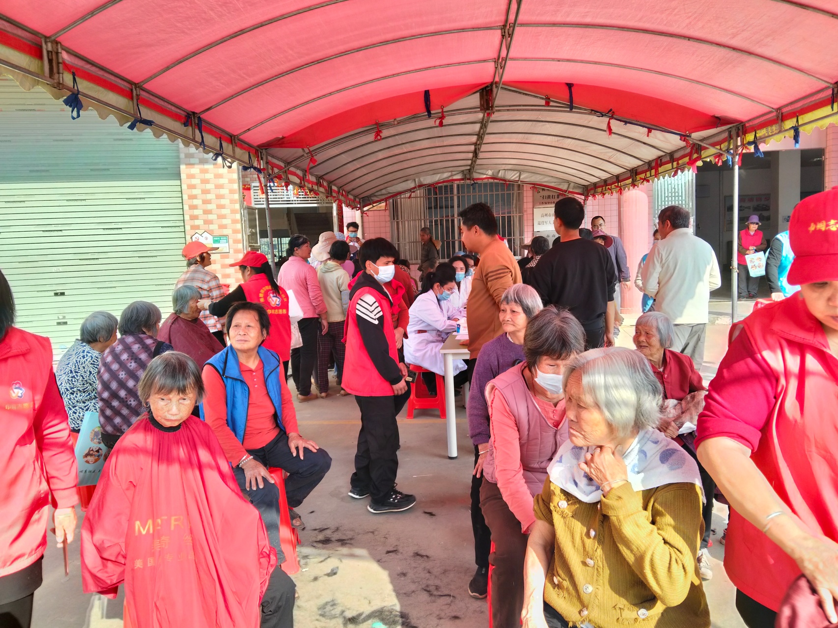 医疗下乡暖民心 志愿同行助振兴 ——南塘镇便民服务活动圆满举办-5.jpg