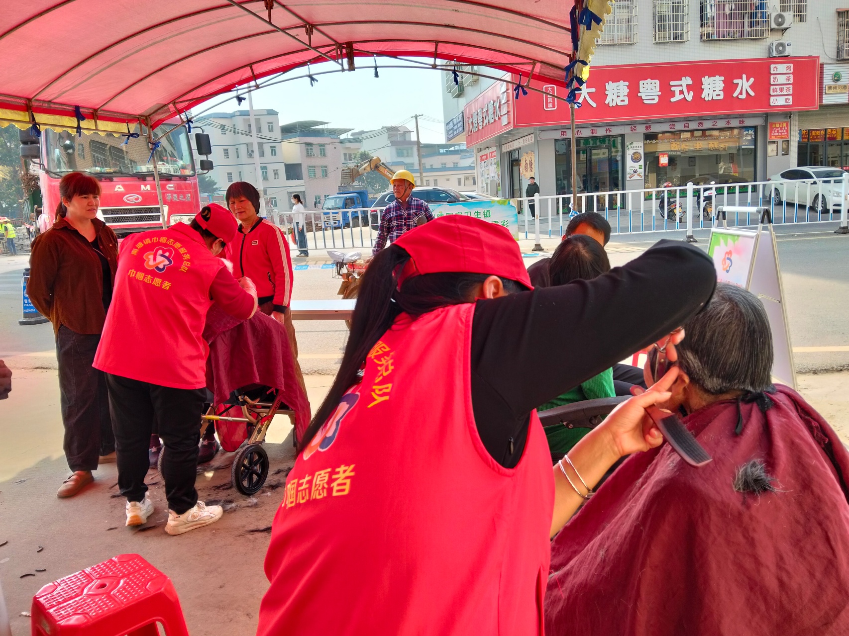 医疗下乡暖民心 志愿同行助振兴 ——南塘镇便民服务活动圆满举办-6.jpg