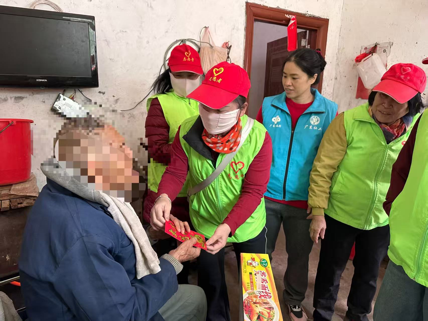 高州市平山镇巾帼志愿队开展“暖冬助老，佳节敬老”慰问活动-3.jpg