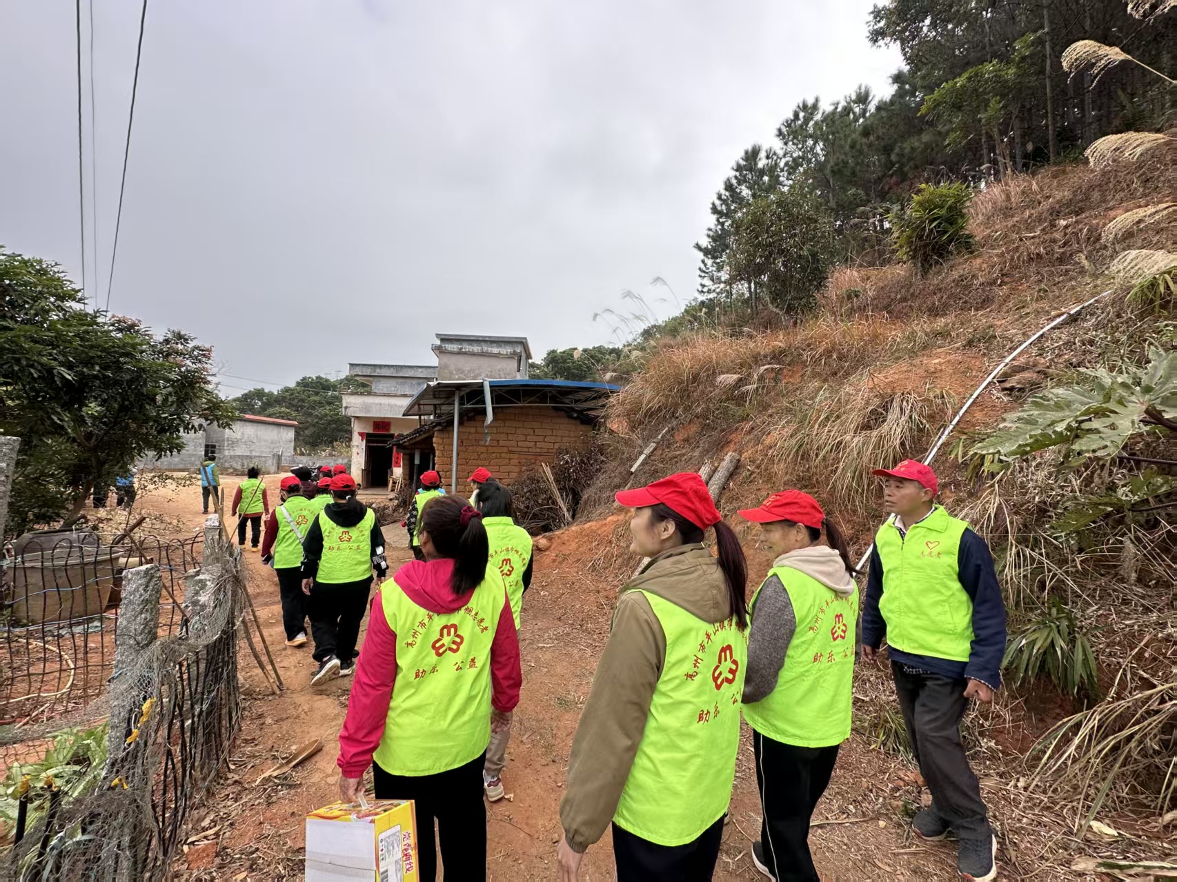 高州市平山镇巾帼志愿队开展“暖冬助老，佳节敬老”慰问活动-2.jpg