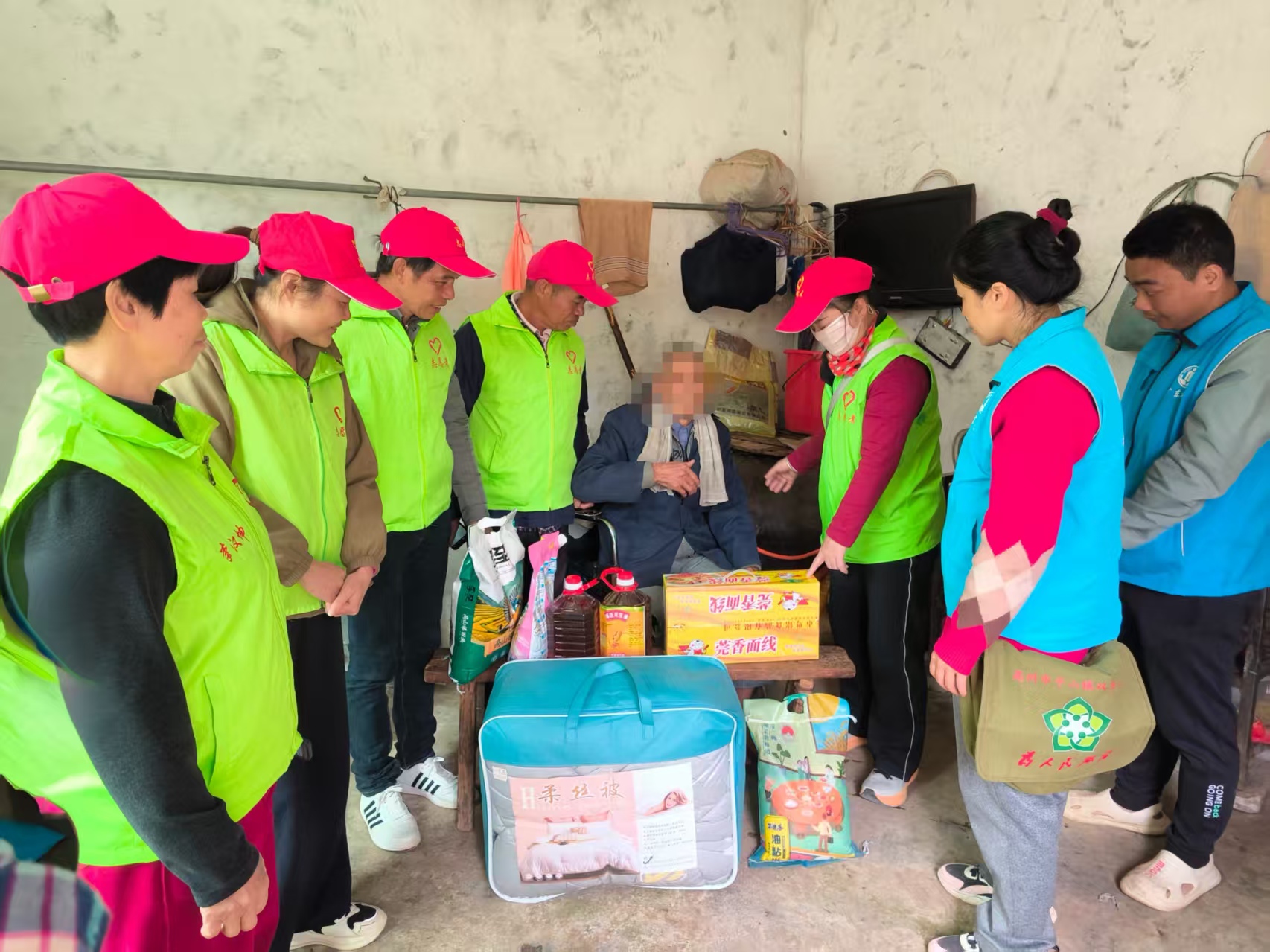 高州市平山镇巾帼志愿队开展“暖冬助老，佳节敬老”慰问活动-4.jpg