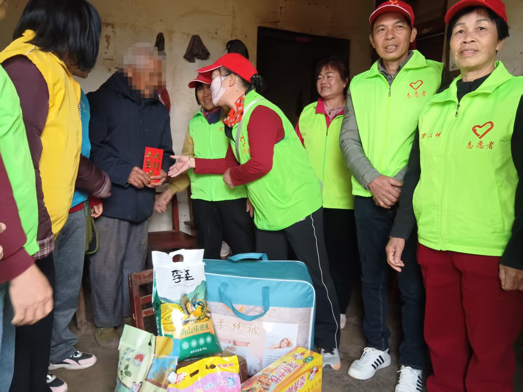 高州市平山镇巾帼志愿队开展“暖冬助老，佳节敬老”慰问活动-5.jpg