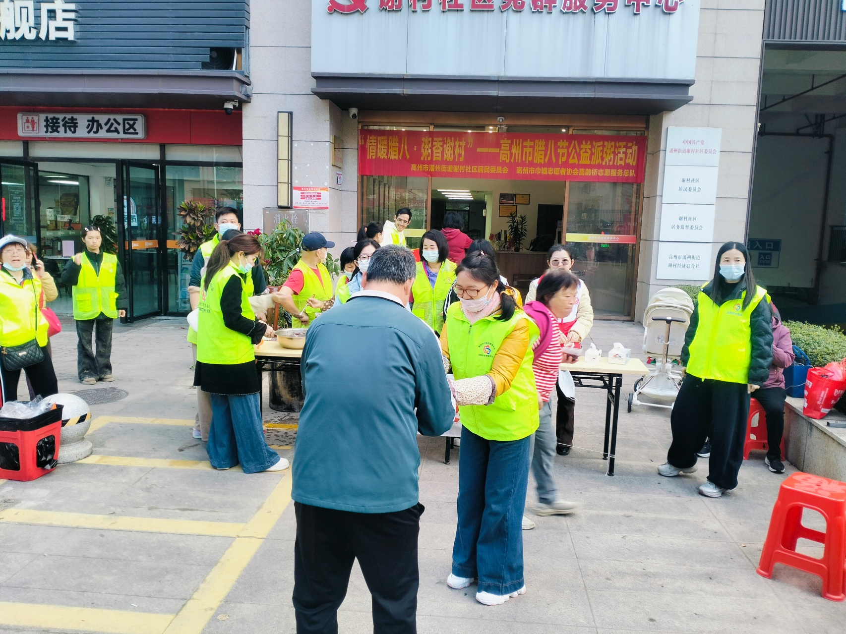 情暖腊八 粥香谢村——高州市巾帼志愿者凌晨熬粥，暖了谢村百家门-6.jpg