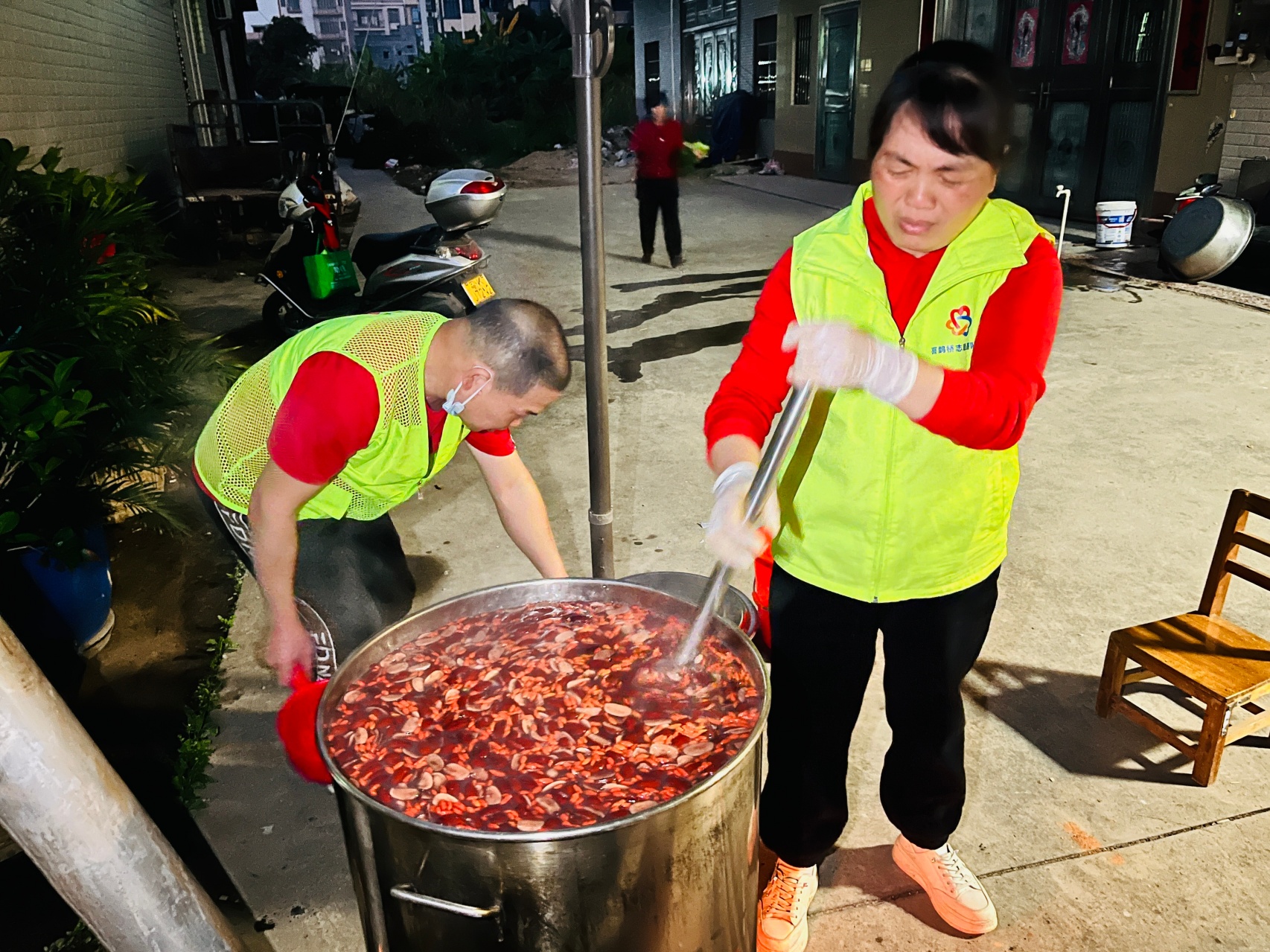 情暖腊八 粥香谢村——高州市巾帼志愿者凌晨熬粥，暖了谢村百家门-3.jpg
