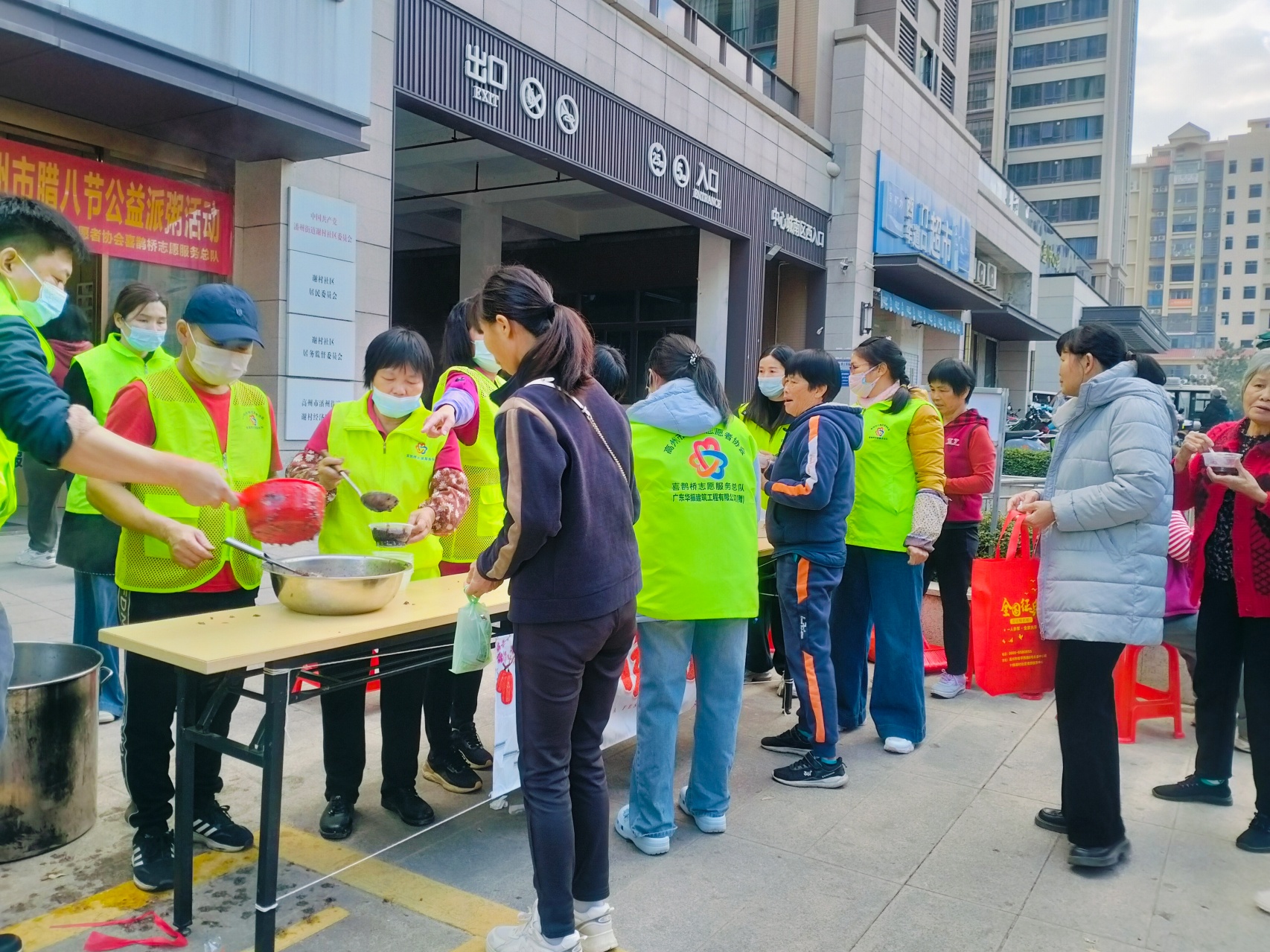 情暖腊八 粥香谢村——高州市巾帼志愿者凌晨熬粥，暖了谢村百家门-5.jpg