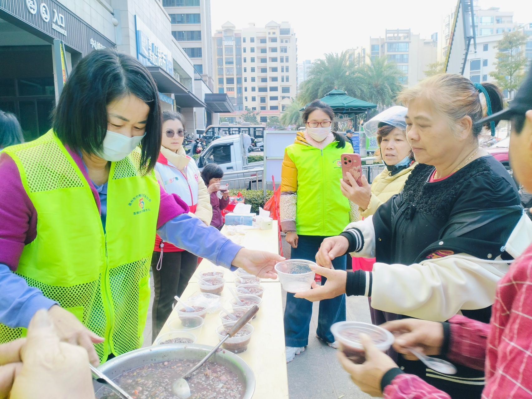 情暖腊八 粥香谢村——高州市巾帼志愿者凌晨熬粥，暖了谢村百家门-10.jpg