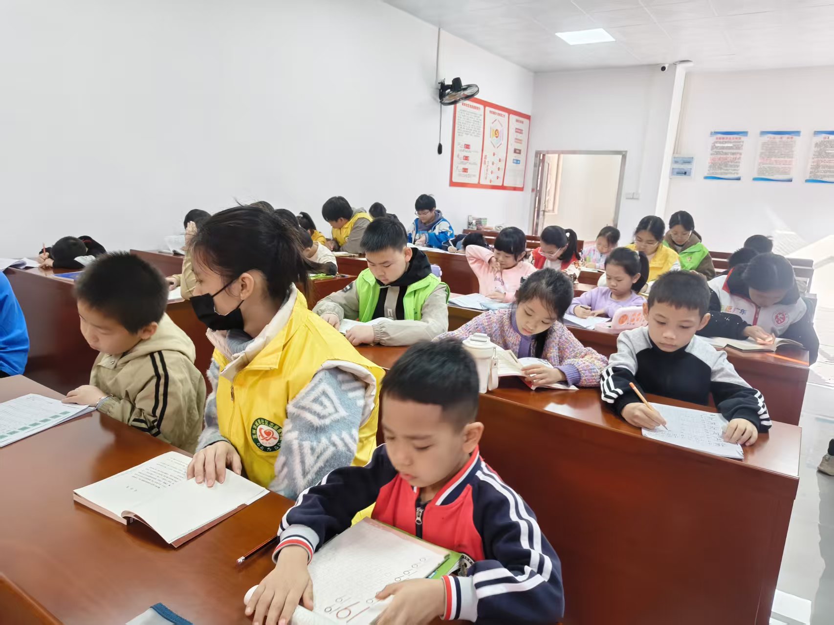 趣玩寒假 乐享成长——高州市巾帼志愿者协会开展寒假公益关爱活动-6.jpg