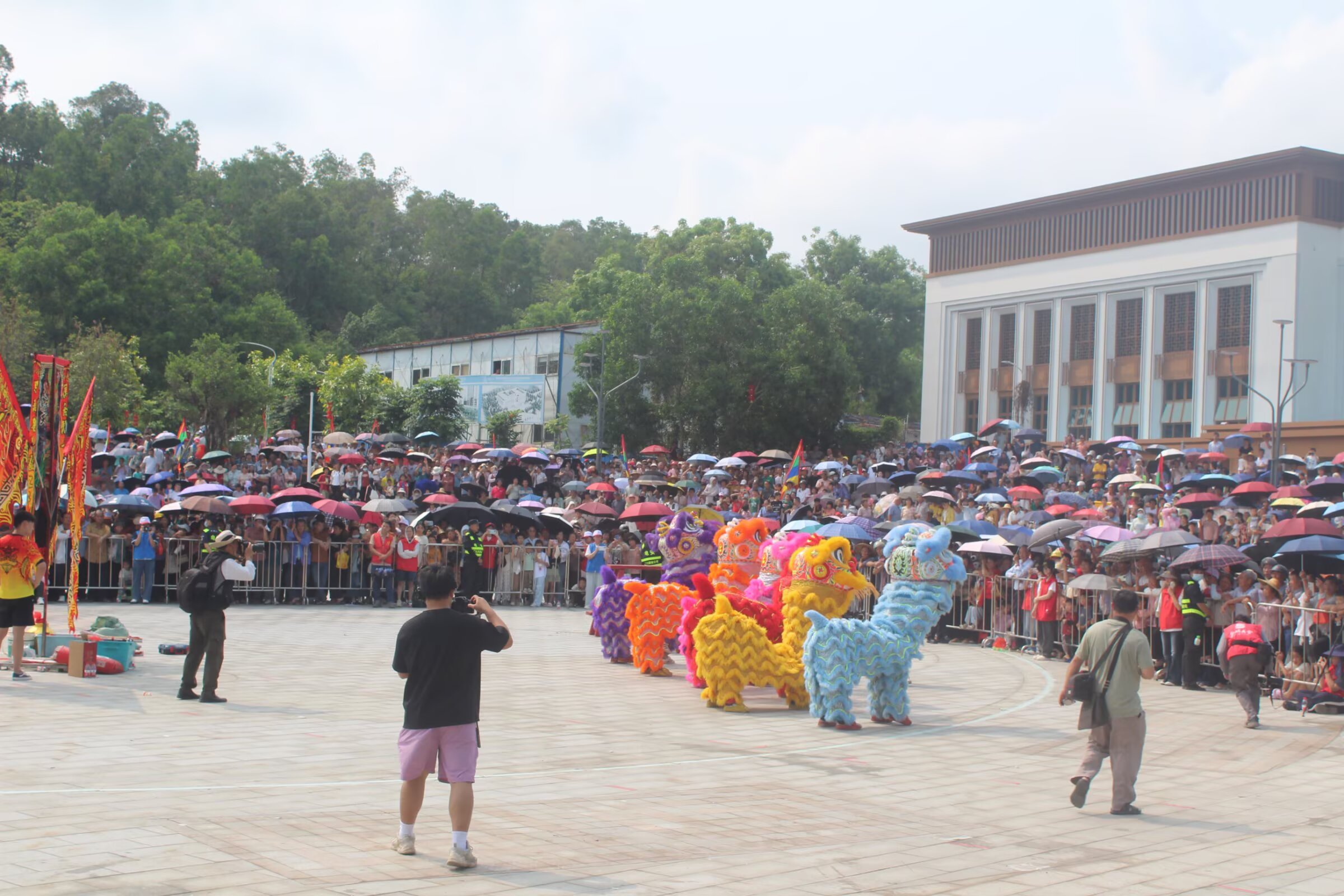 万人空巷的电白区沙琅镇第二十届“三月三”文化旅游艺术活动在新城公园隆重举行-5.jpg