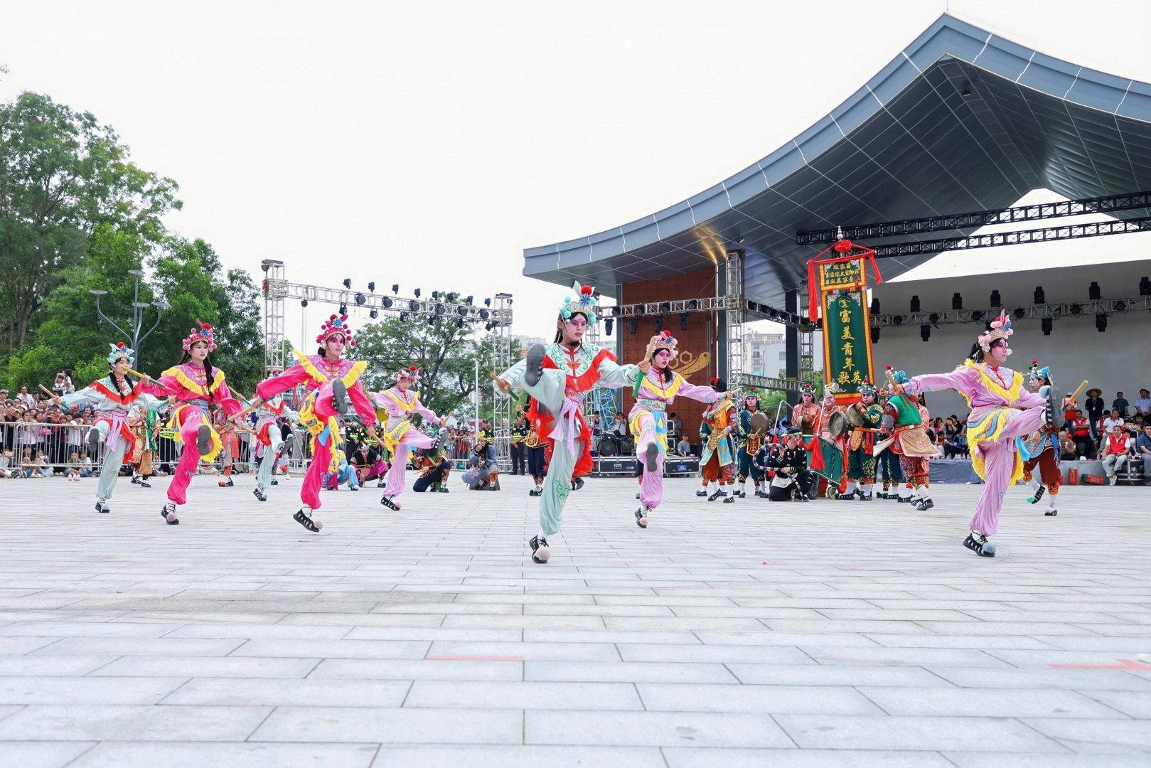 万人空巷的电白区沙琅镇第二十届“三月三”文化旅游艺术活动在新城公园隆重举行-23.jpg