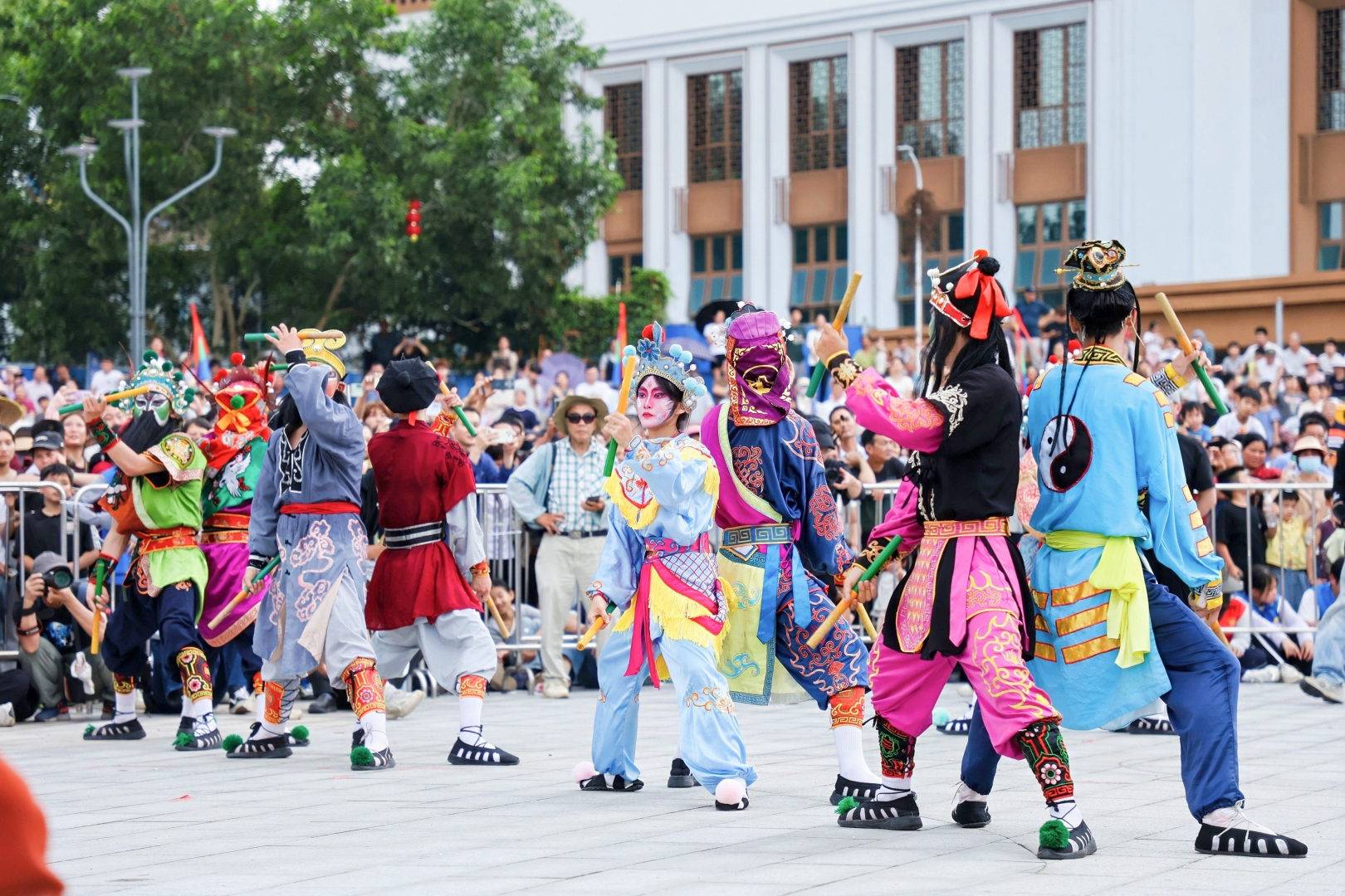 万人空巷的电白区沙琅镇第二十届“三月三”文化旅游艺术活动在新城公园隆重举行-24.jpg